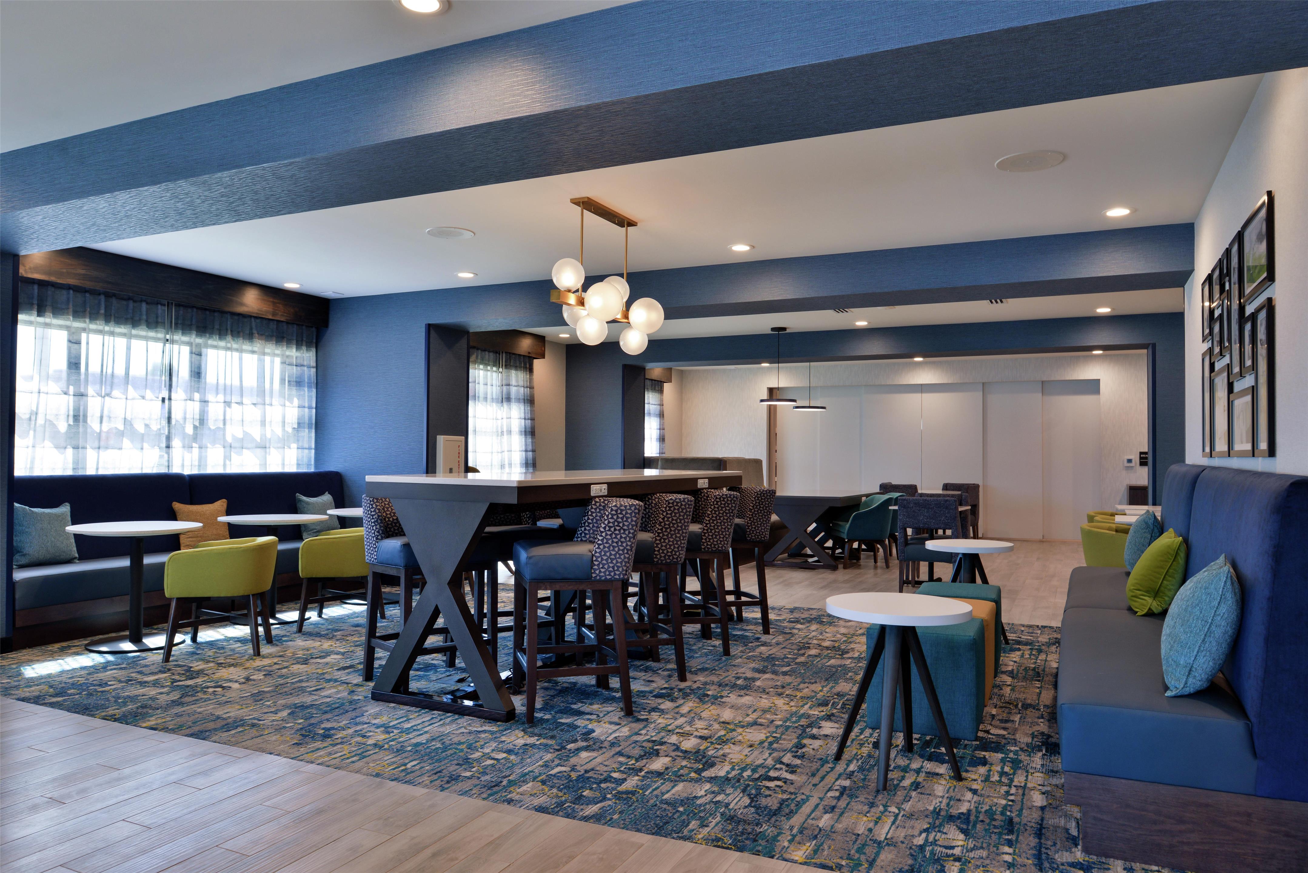Breakfast Area | Hampton Inn Cedar Falls Downtown