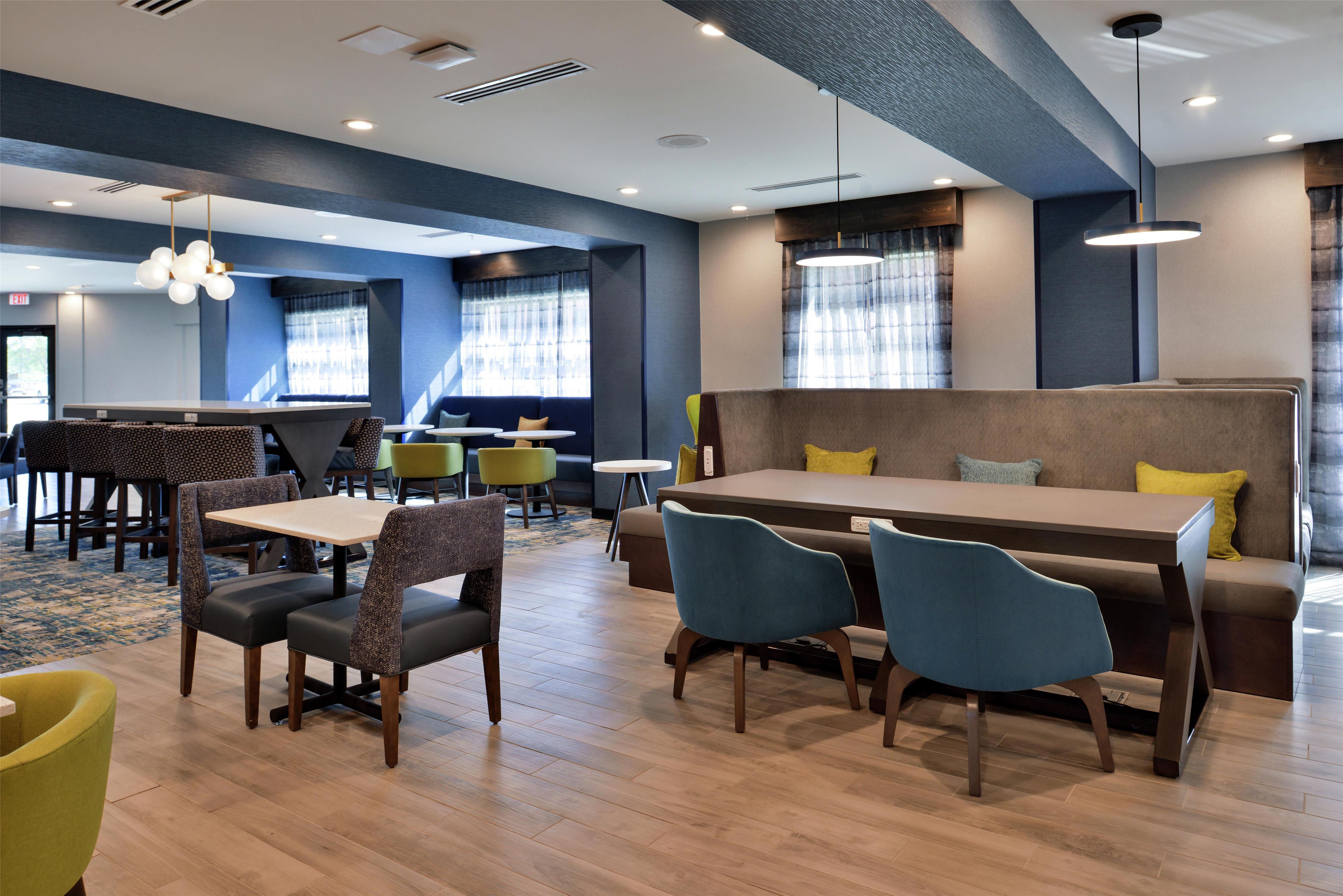 Breakfast Area | Hampton Inn Cedar Falls Downtown