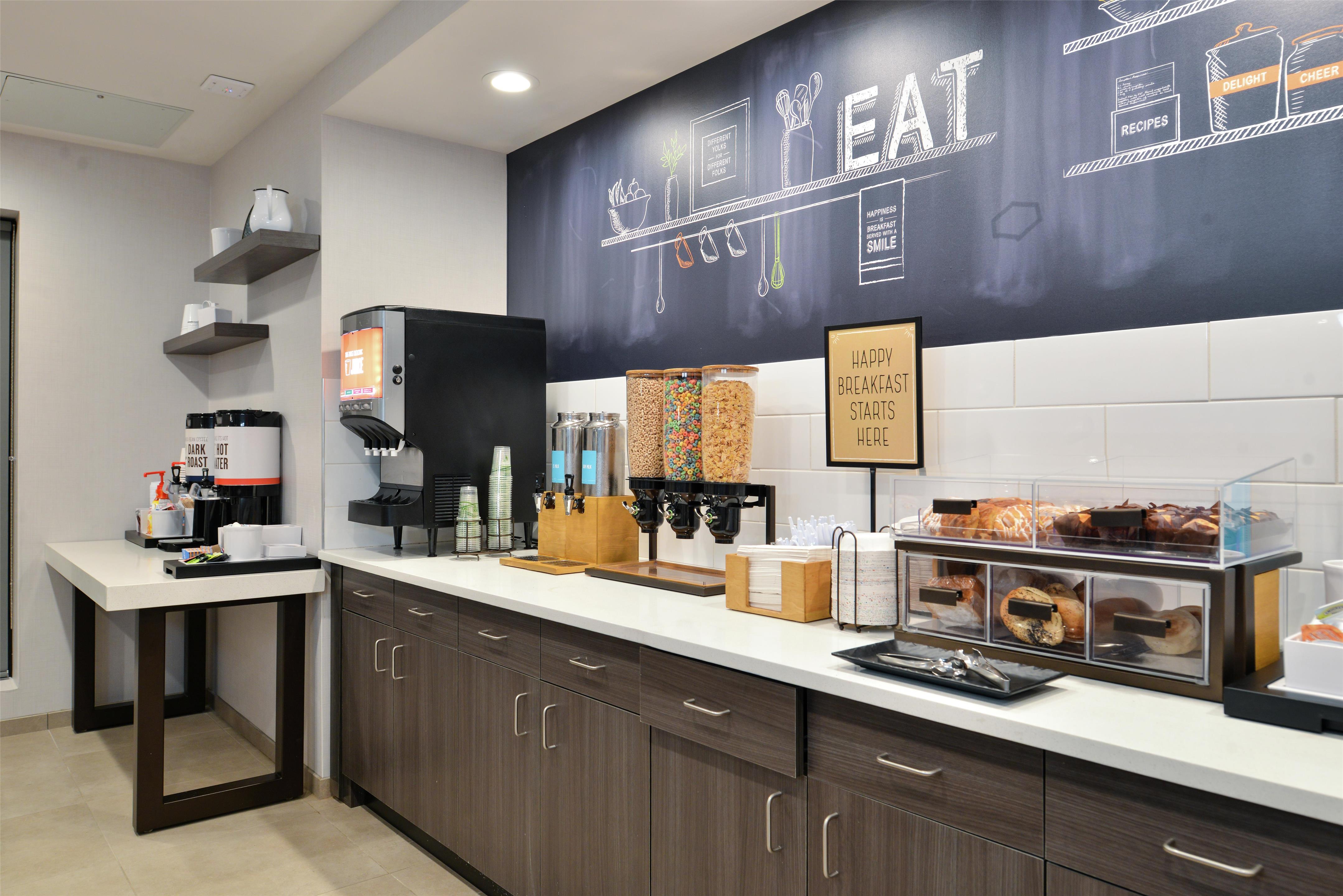 Breakfast Area | Hampton Inn Cedar Falls Downtown