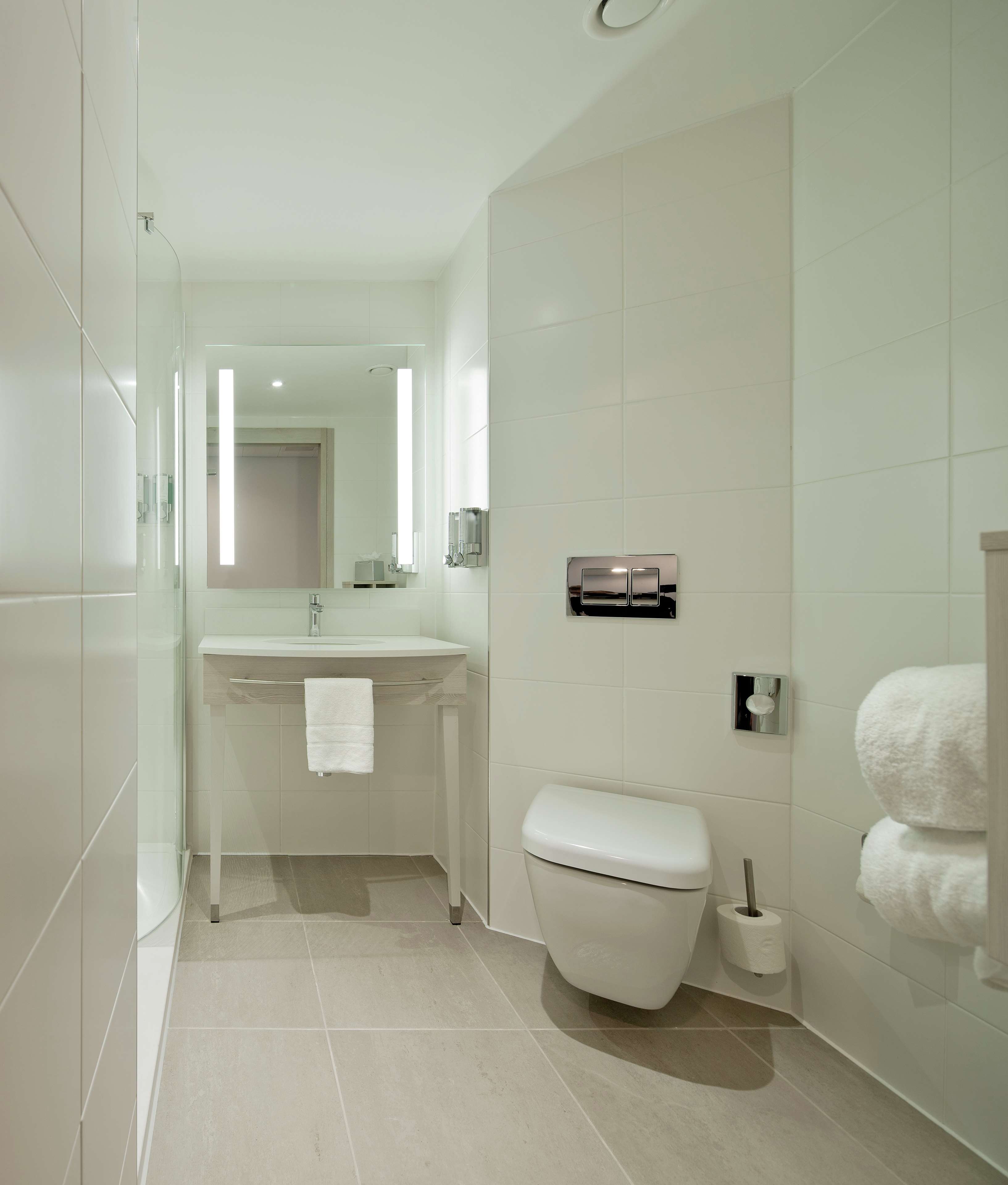 Hampton by Hilton Leeds City Centre Room Type - QUEEN ROOM WITH SOFABED