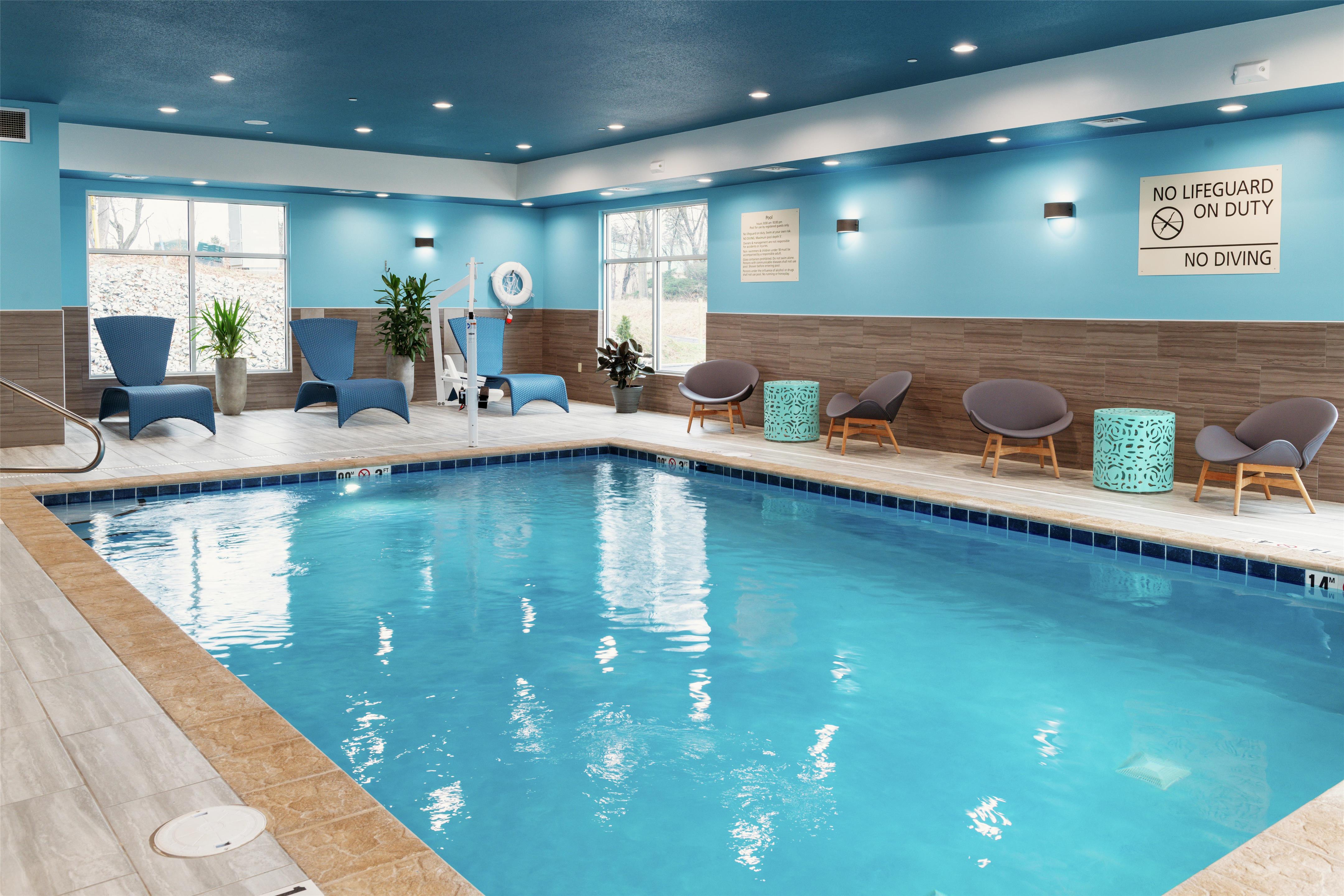Pool | Hampton Inn & Suites Pittsburgh New Stanton