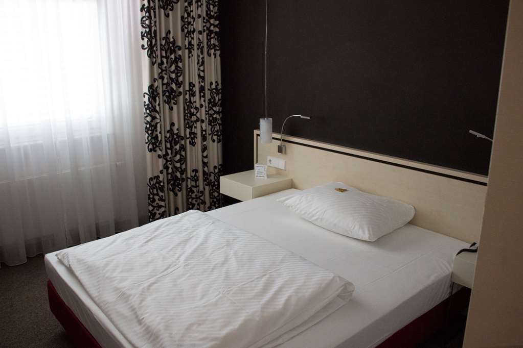 HOTEL SCHWANEN STUTTGART-guestroom-Guest Room,Bed,Indoor/Interior,On-Site,Summer.jpg