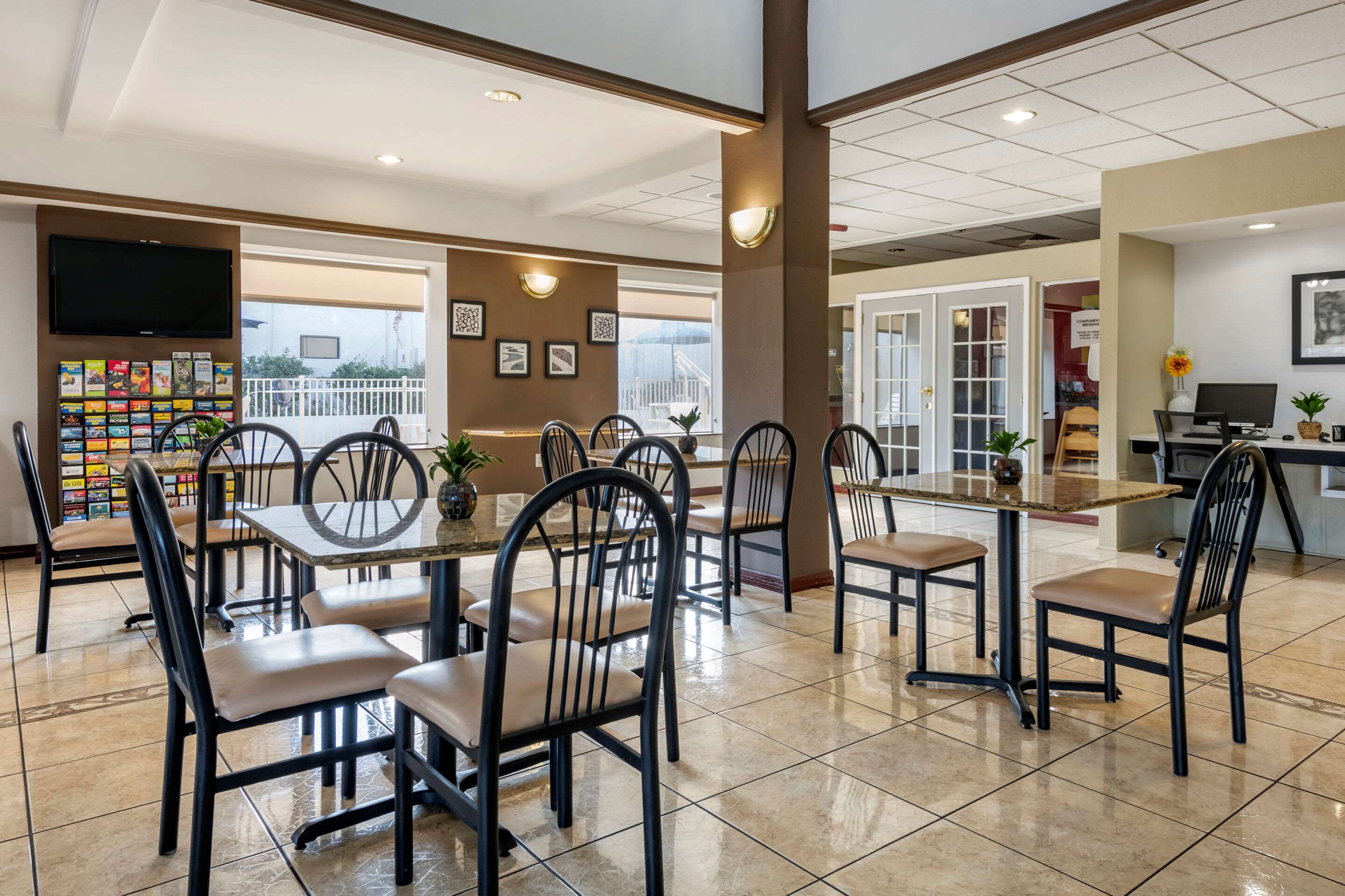 Breakfast area | Quality Inn Zephyrhills-dade City