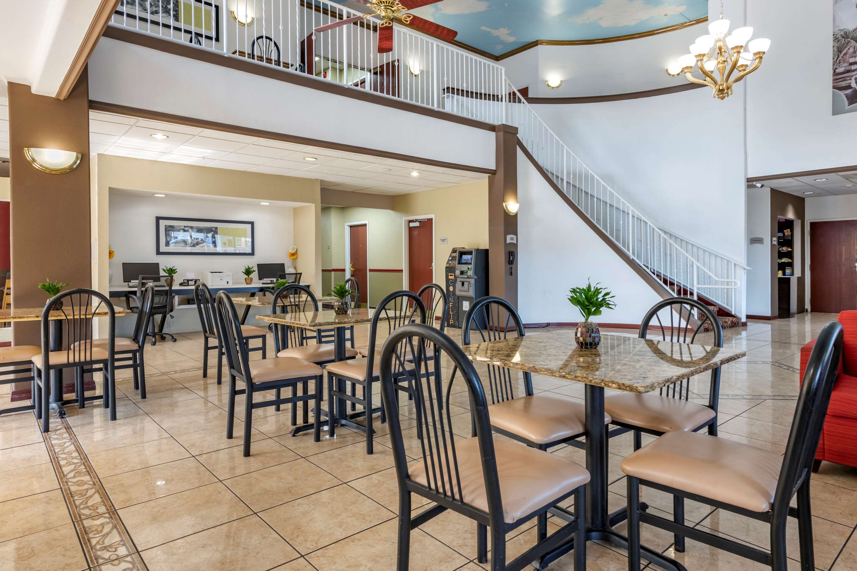 Breakfast area | Quality Inn Zephyrhills-dade City