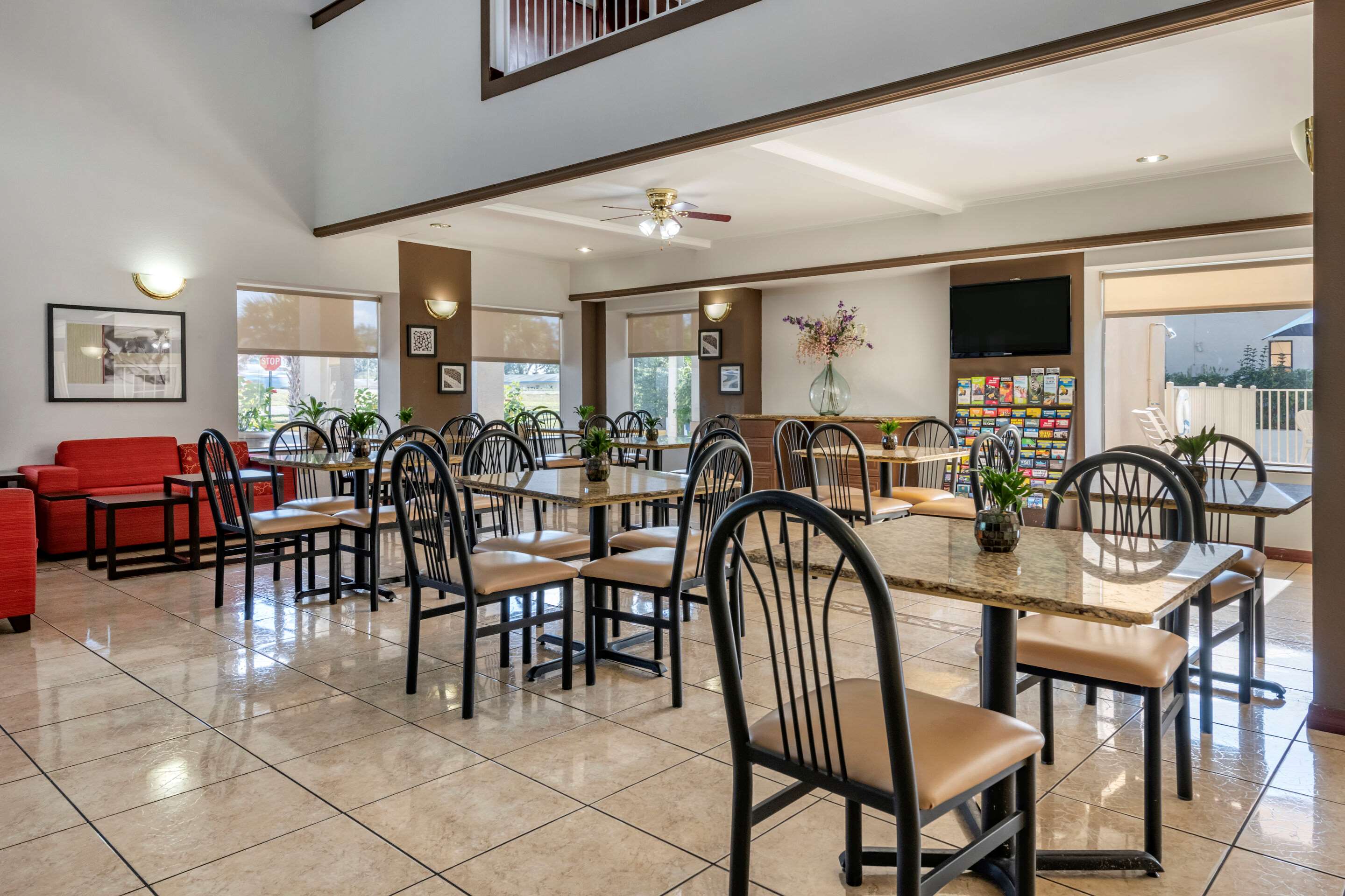 Breakfast area | Quality Inn Zephyrhills-dade City