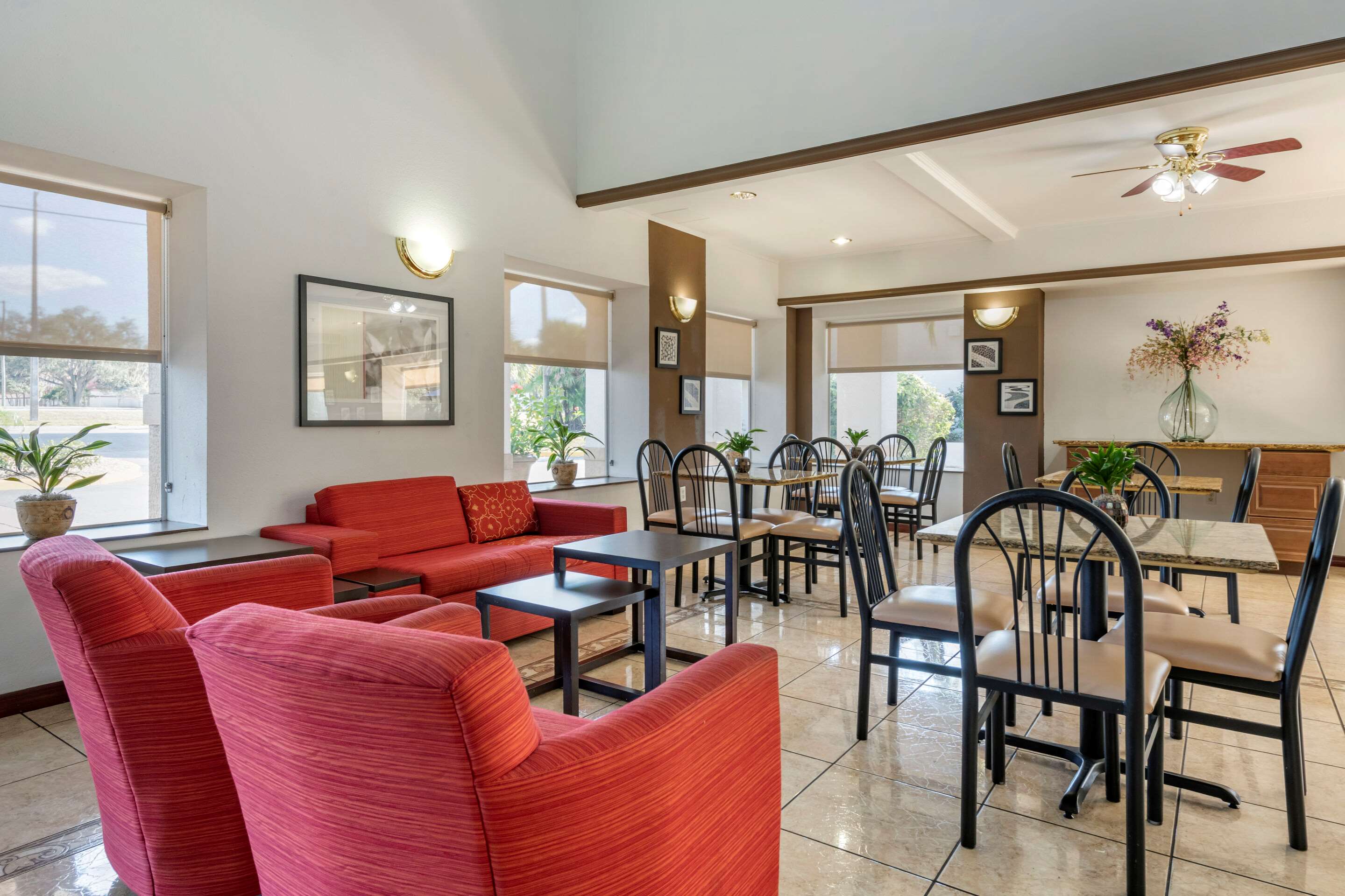 Breakfast area | Quality Inn Zephyrhills-dade City