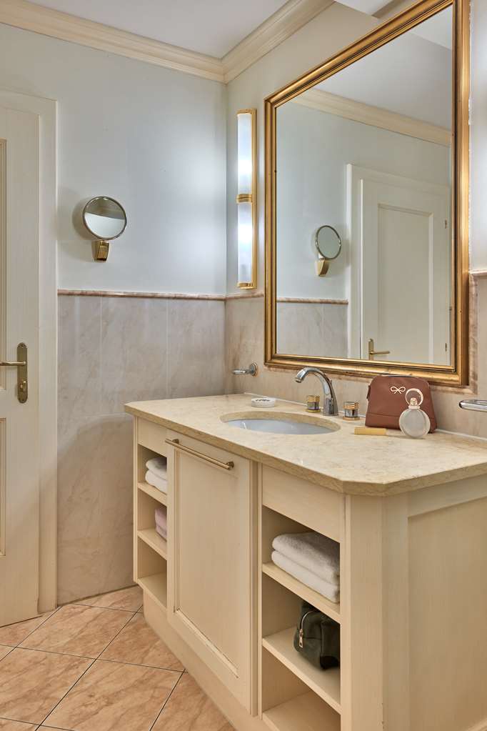 FALKENSTEINER HOTEL CRISTALLO-guestroom-Guest Room,Bathroom,Suite,On-Site.jpg