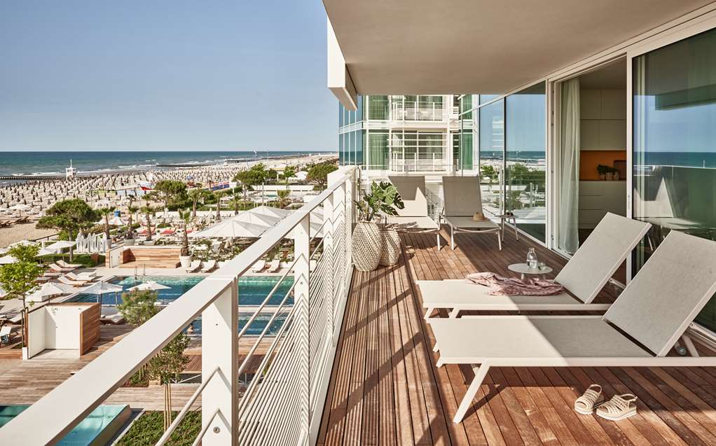 FALKENSTEINER HOTEL AND SPA JESOLO-guestroom-Guest Room,Guest Room Amenity,On-Site.jpg