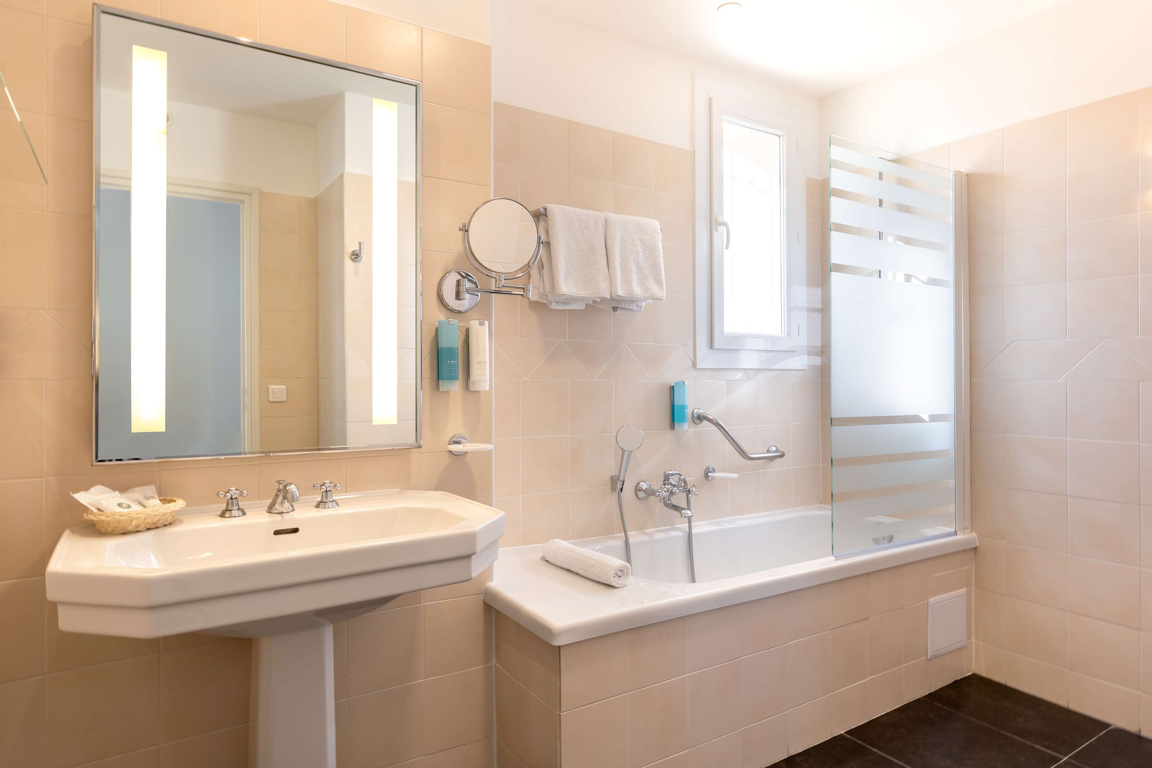 Best Western Hotel Matisse Room Type - 1 King Bed, Non-Smoking, Prestige Room, Sea View, Bathrobe And Slippers, Twin On Request, Courtesy T Best Western Hotel Matisse Room Type - 1 King Bed, Non-Smoking, Prestige Room, Sea View, Bathrobe And Slippers, Twin On Request, Courtesy T