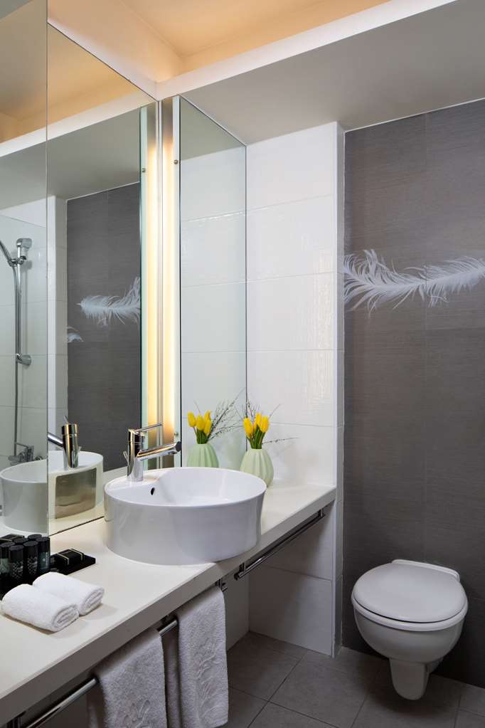 Neptune Eilat-guestroom-Guest Room,Bathroom,On-Site.jpg