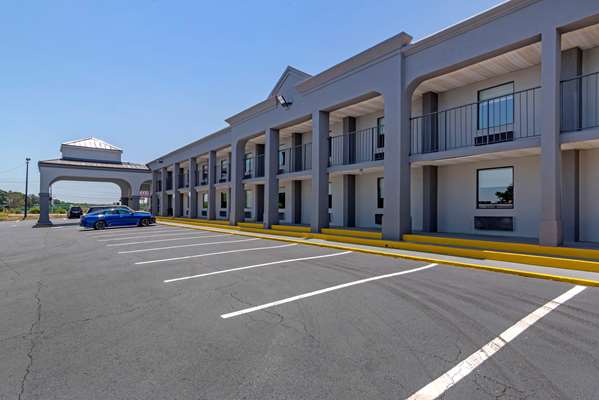 Exterior view - Clarion Pointe Hotel McDonough - I-75, Exit 218