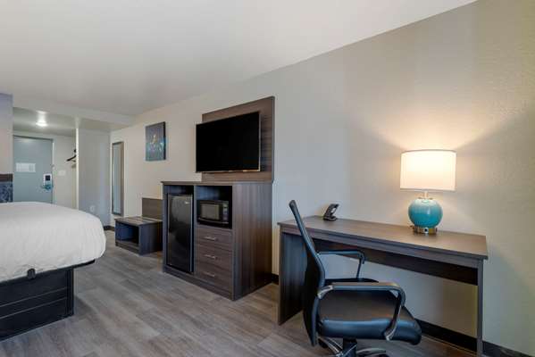 Suite - Clarion Pointe Hotel McDonough - I-75, Exit 218