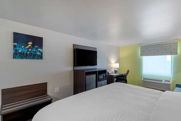 Suite - Clarion Pointe Hotel McDonough - I-75, Exit 218