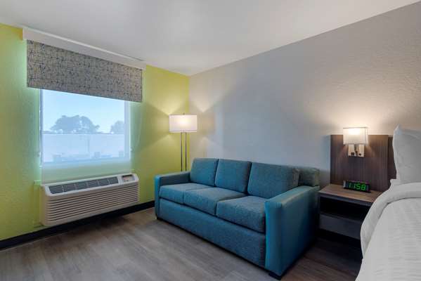 Suite - Clarion Pointe Hotel McDonough - I-75, Exit 218