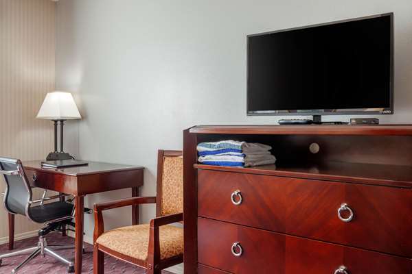  - Clarion Hotel & Suites Wisconsin Dells - I-90 & I-94, Exit 92