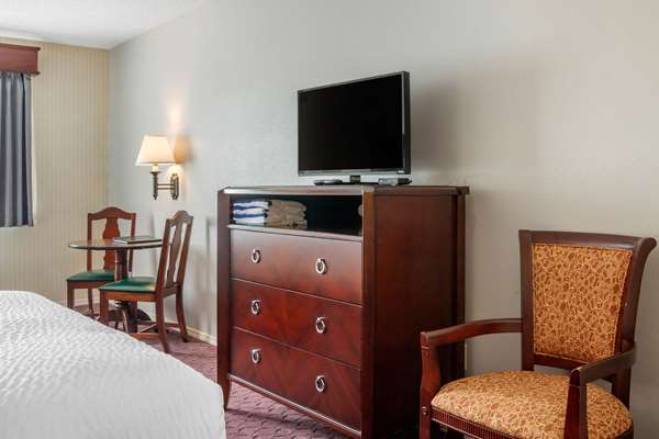  - Clarion Hotel & Suites Wisconsin Dells - I-90 & I-94, Exit 92
