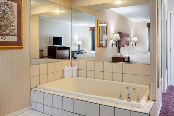  - Clarion Hotel & Suites Wisconsin Dells - I-90 & I-94, Exit 92