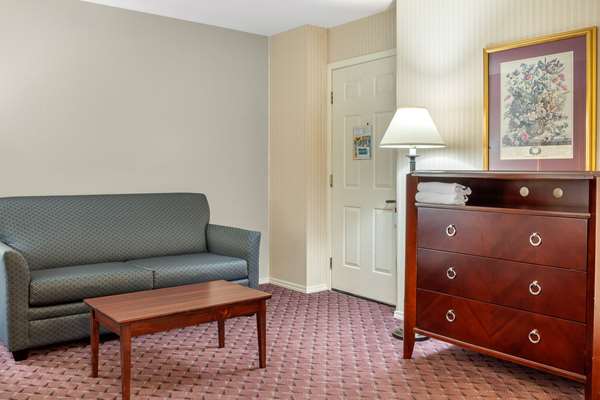  - Clarion Hotel & Suites Wisconsin Dells - I-90 & I-94, Exit 92