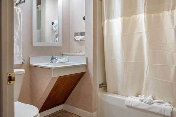  - Clarion Hotel & Suites Wisconsin Dells - I-90 & I-94, Exit 92