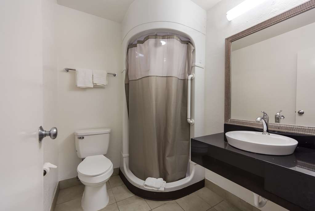 MOTEL 6 MERIDIAN MS-guestroom-Guest Room,Bathroom,On-Site.jpg