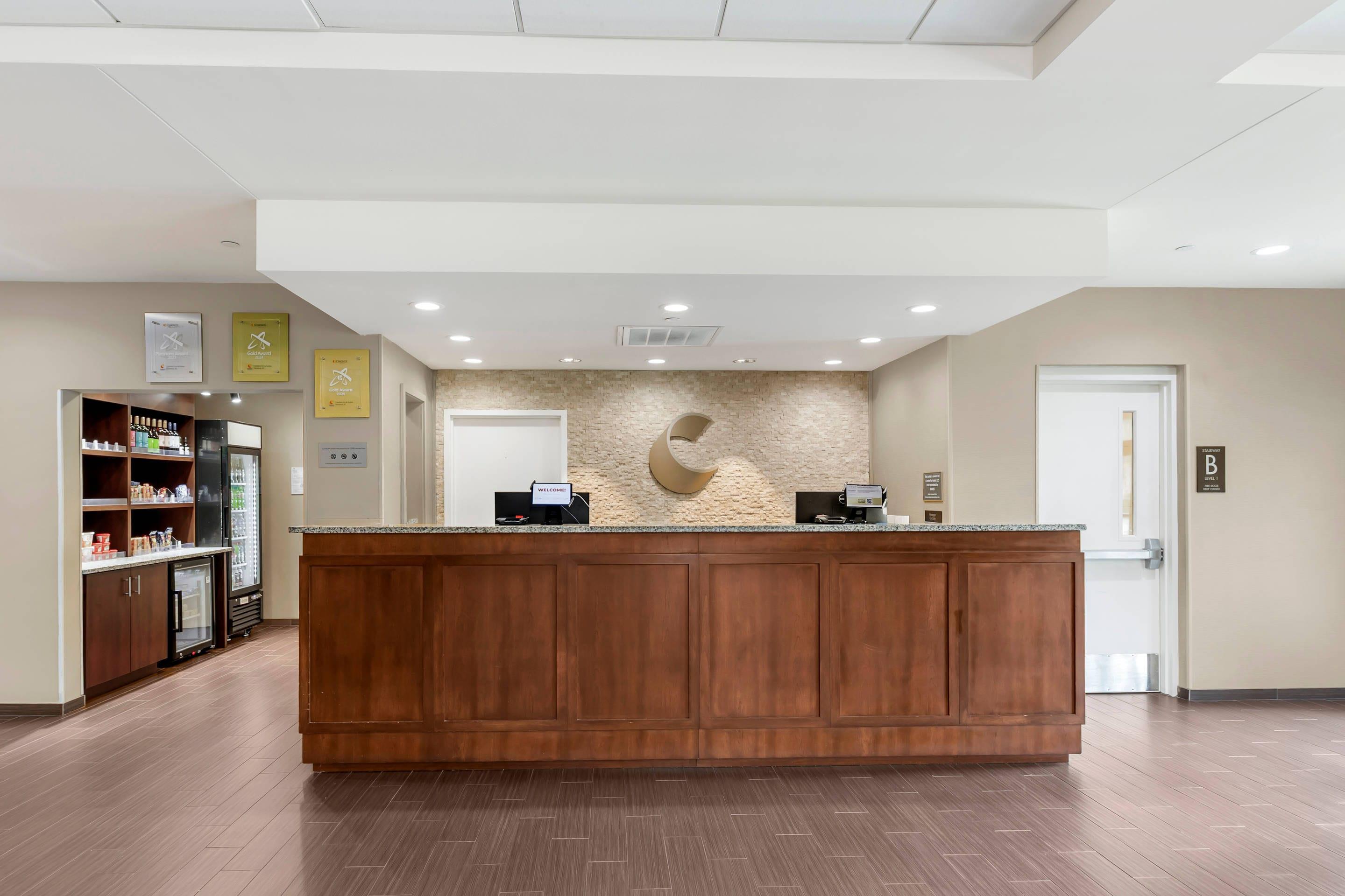 Front desk | Comfort Inn & Suites
