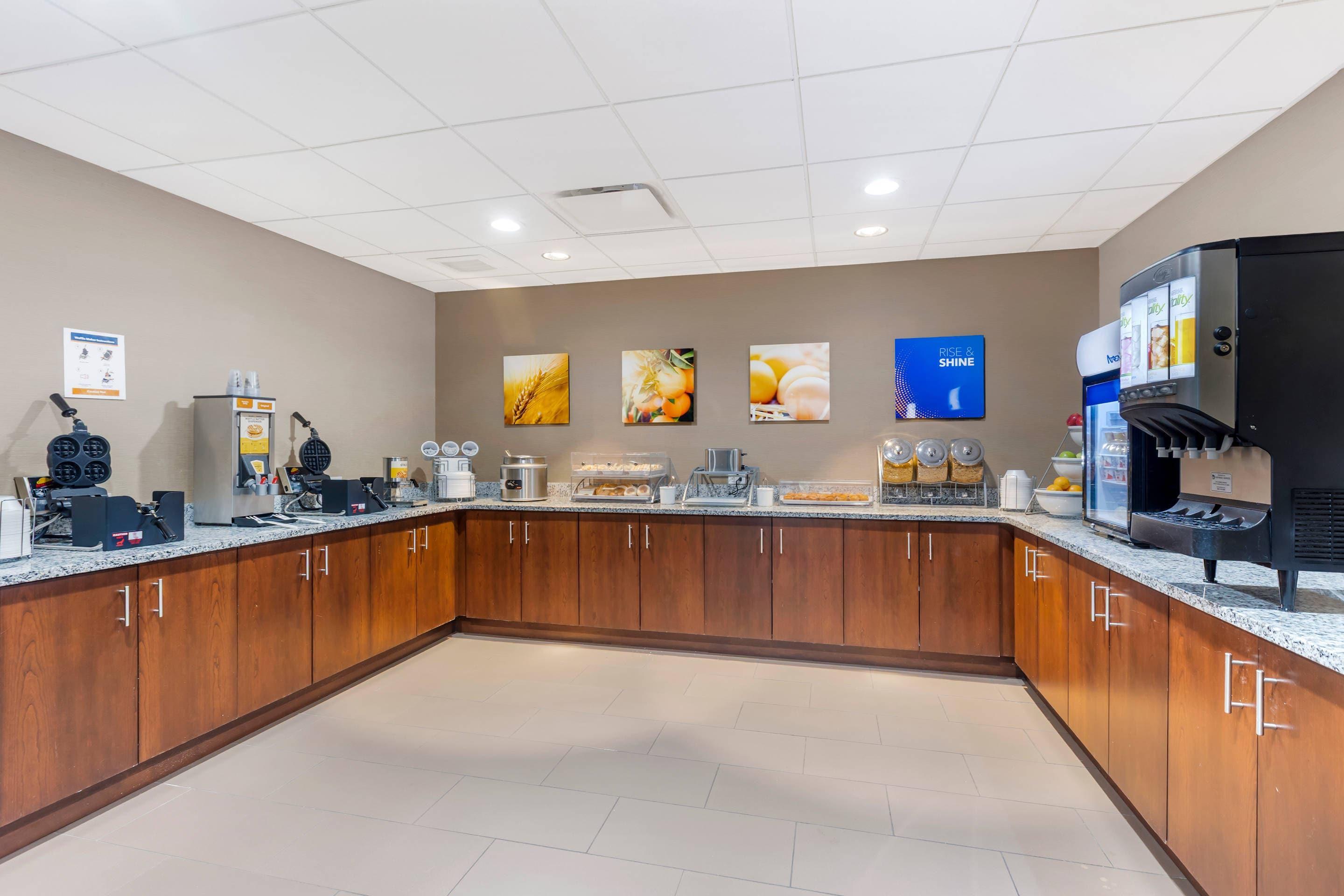 Breakfast area | Comfort Inn & Suites