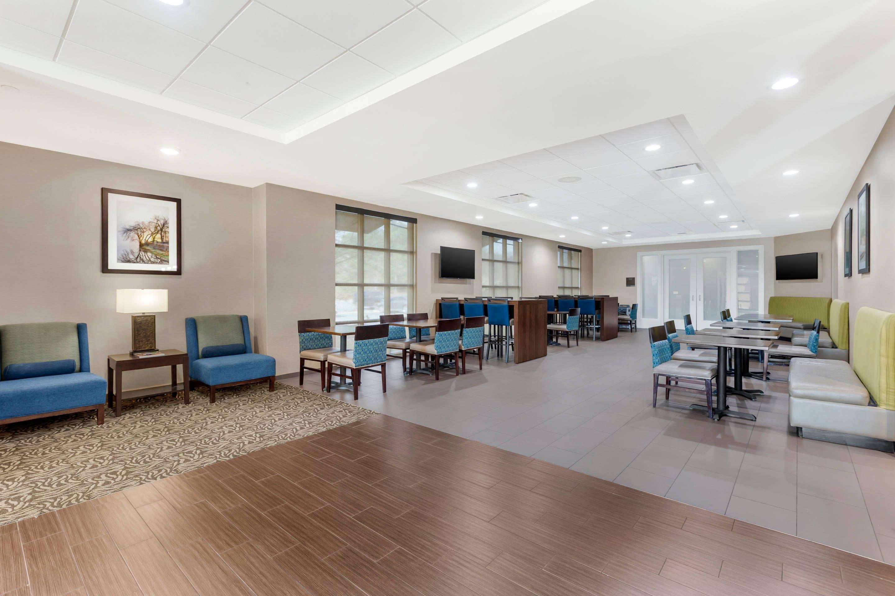 Enjoy breakfast in this seating area | Comfort Inn & Suites
