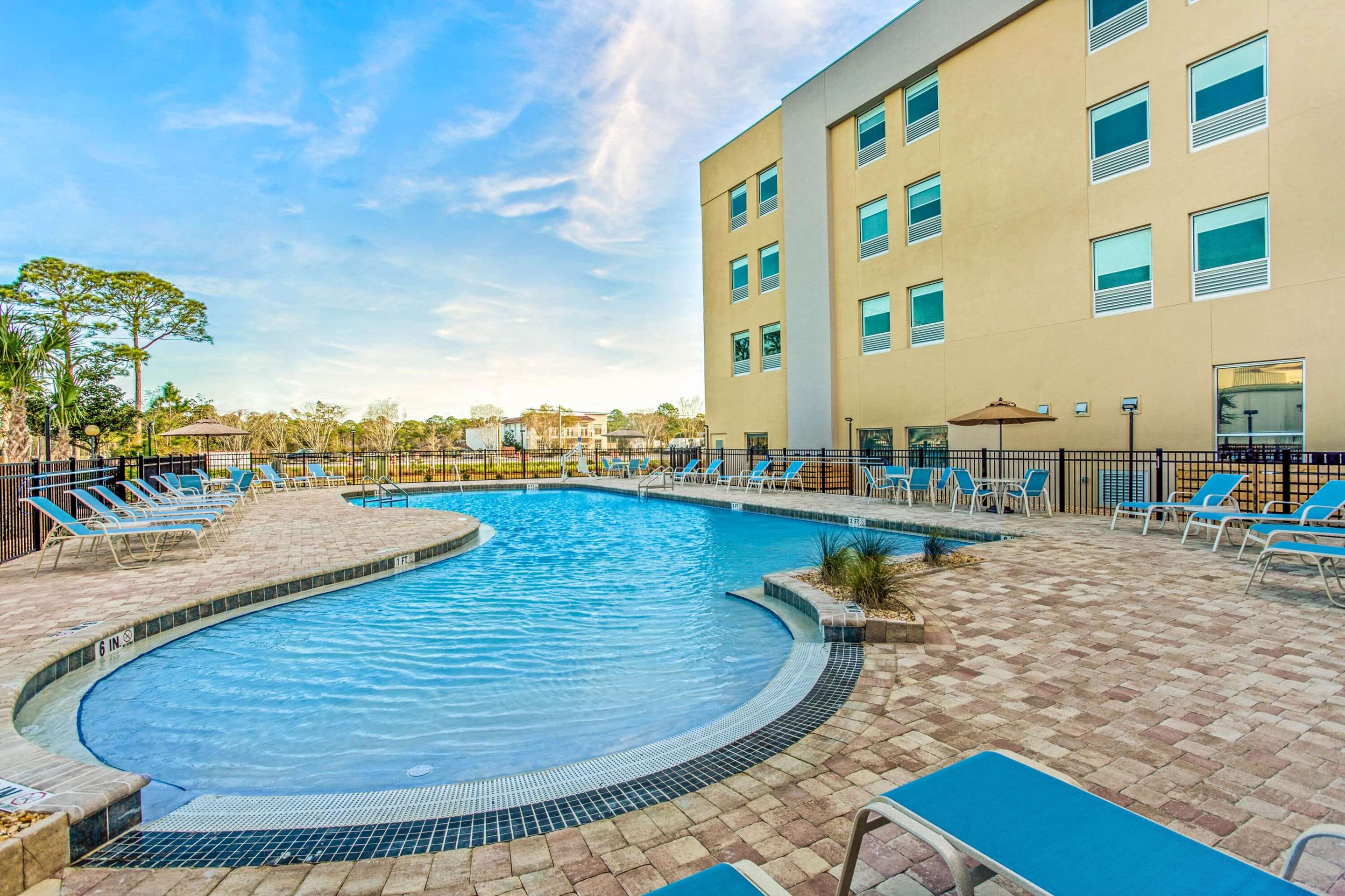 Pool | La Quinta Inn & Suites by Wyndham Miramar Beach-Destin