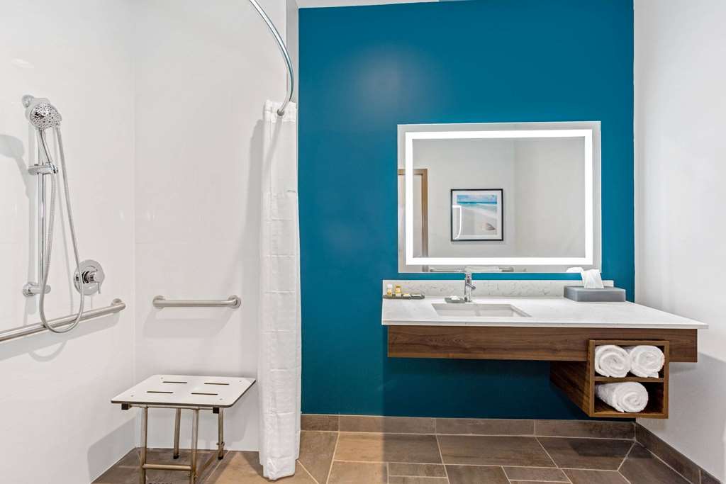 LA QUINTA MIRAMAR BEACH-guestroom-Guest Room,Bathroom,On-Site.jpg