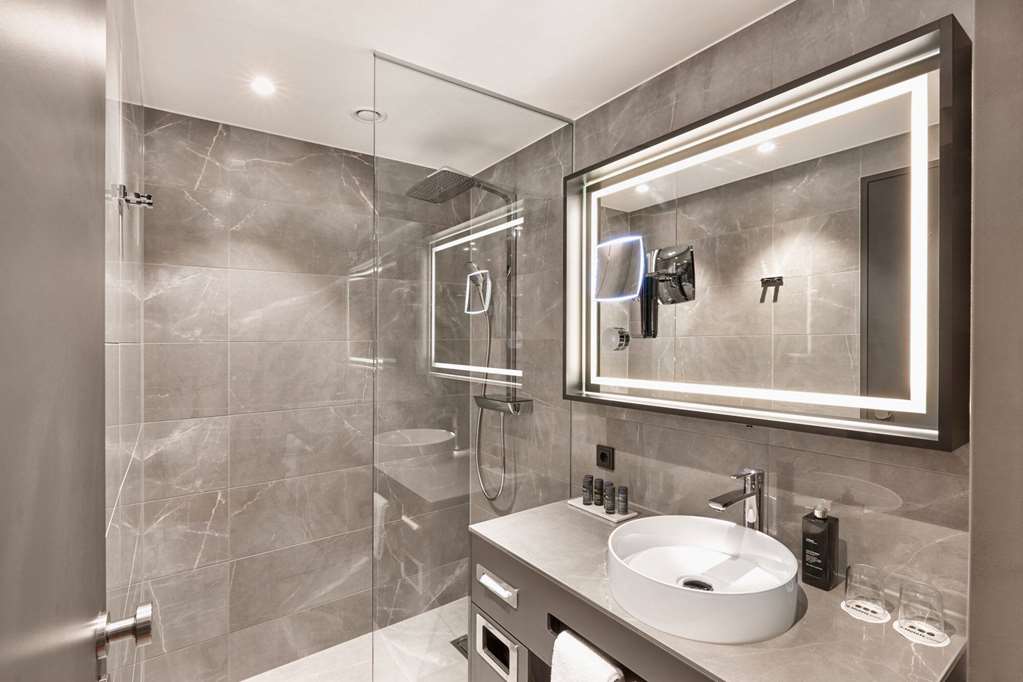 HYPERION HOTEL LEIPZIG-guestroom-Guest Room,Bathroom,On-Site.jpg