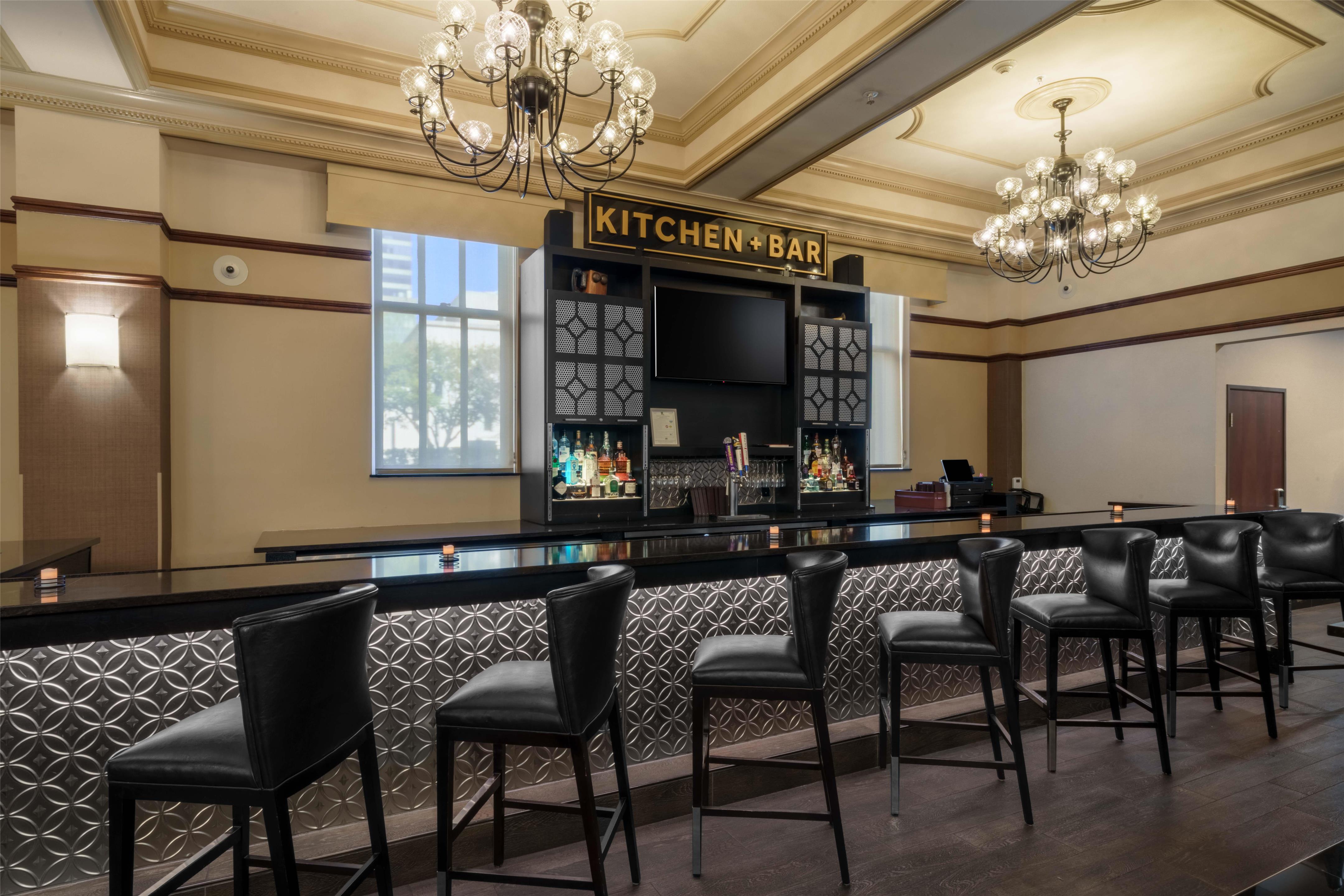 Kitchen Bar | Drury Plaza Hotel New Orleans