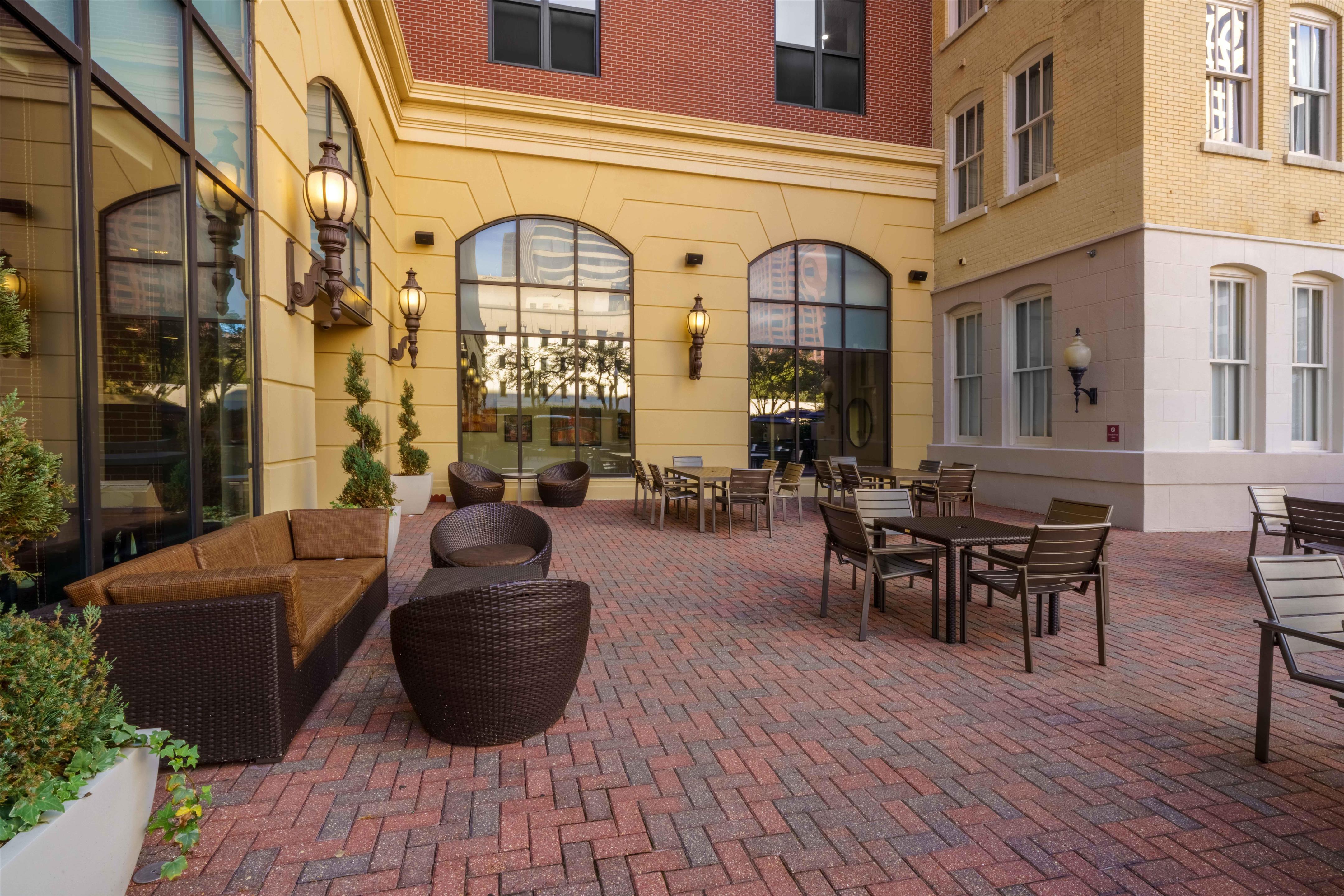 Patio | Drury Plaza Hotel New Orleans