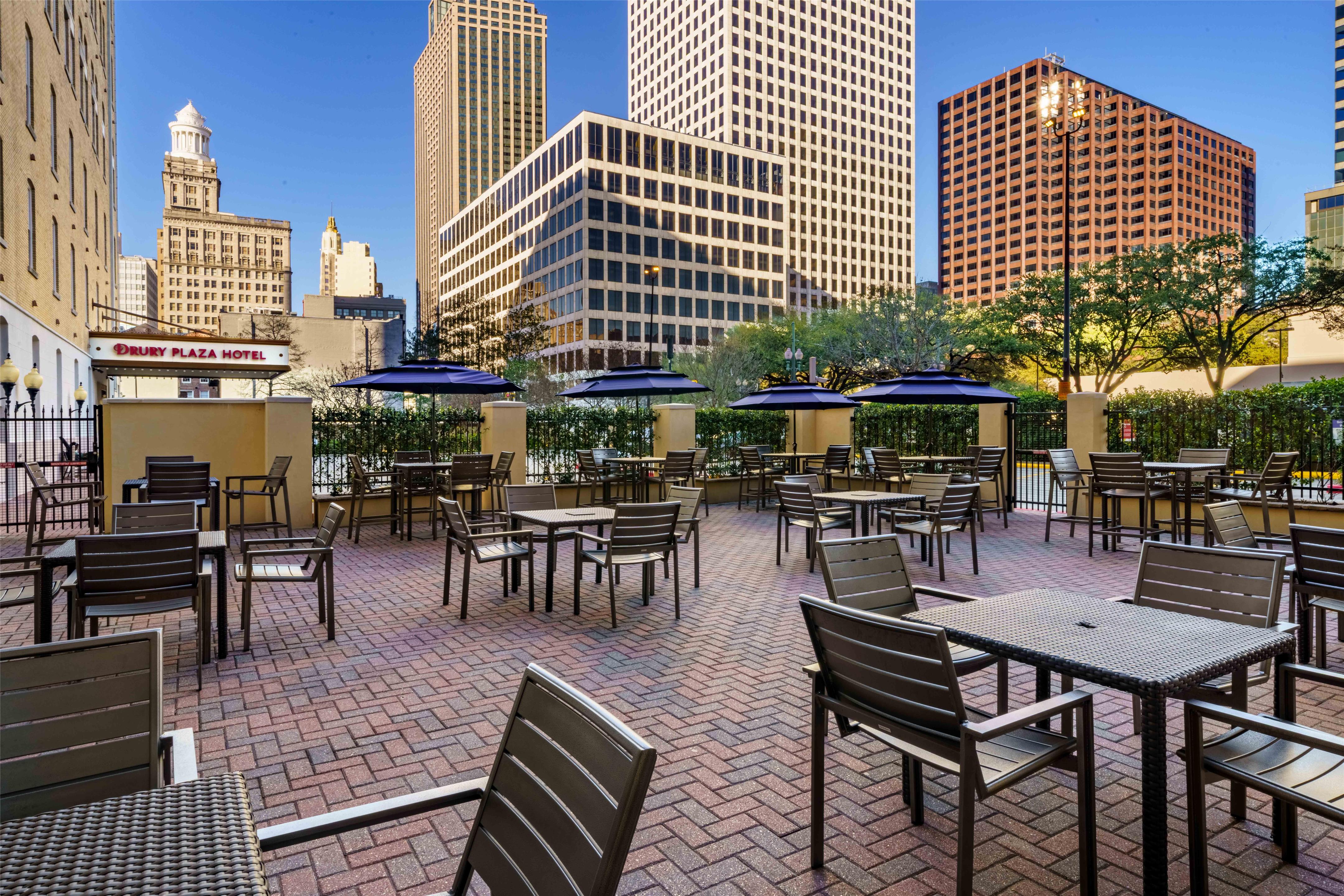 Patio | Drury Plaza Hotel New Orleans