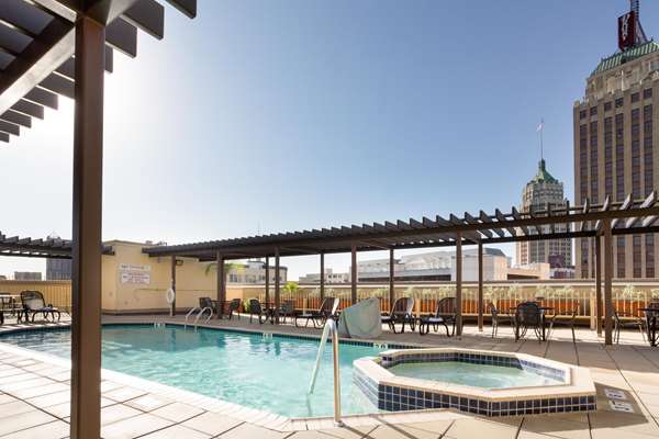 Pool - Drury Inn & Suites Riverwalk San Antonio