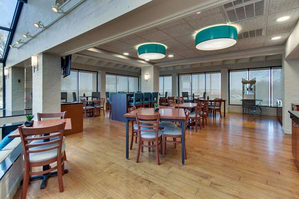 Restaurant - Pear Tree Inn Airport St Ann - I-70, Exit 236