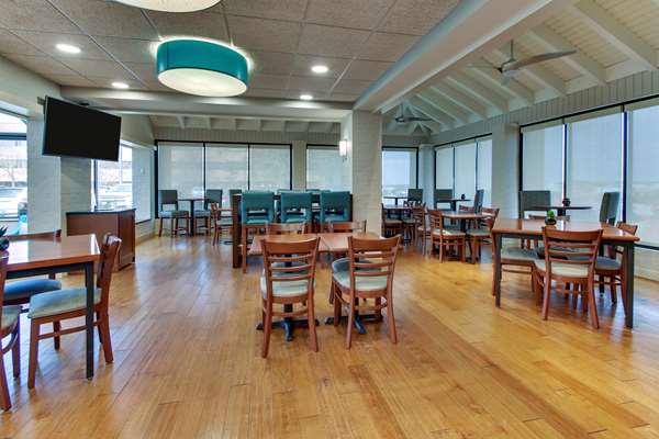 Restaurant - Pear Tree Inn Airport St Ann - I-70, Exit 236