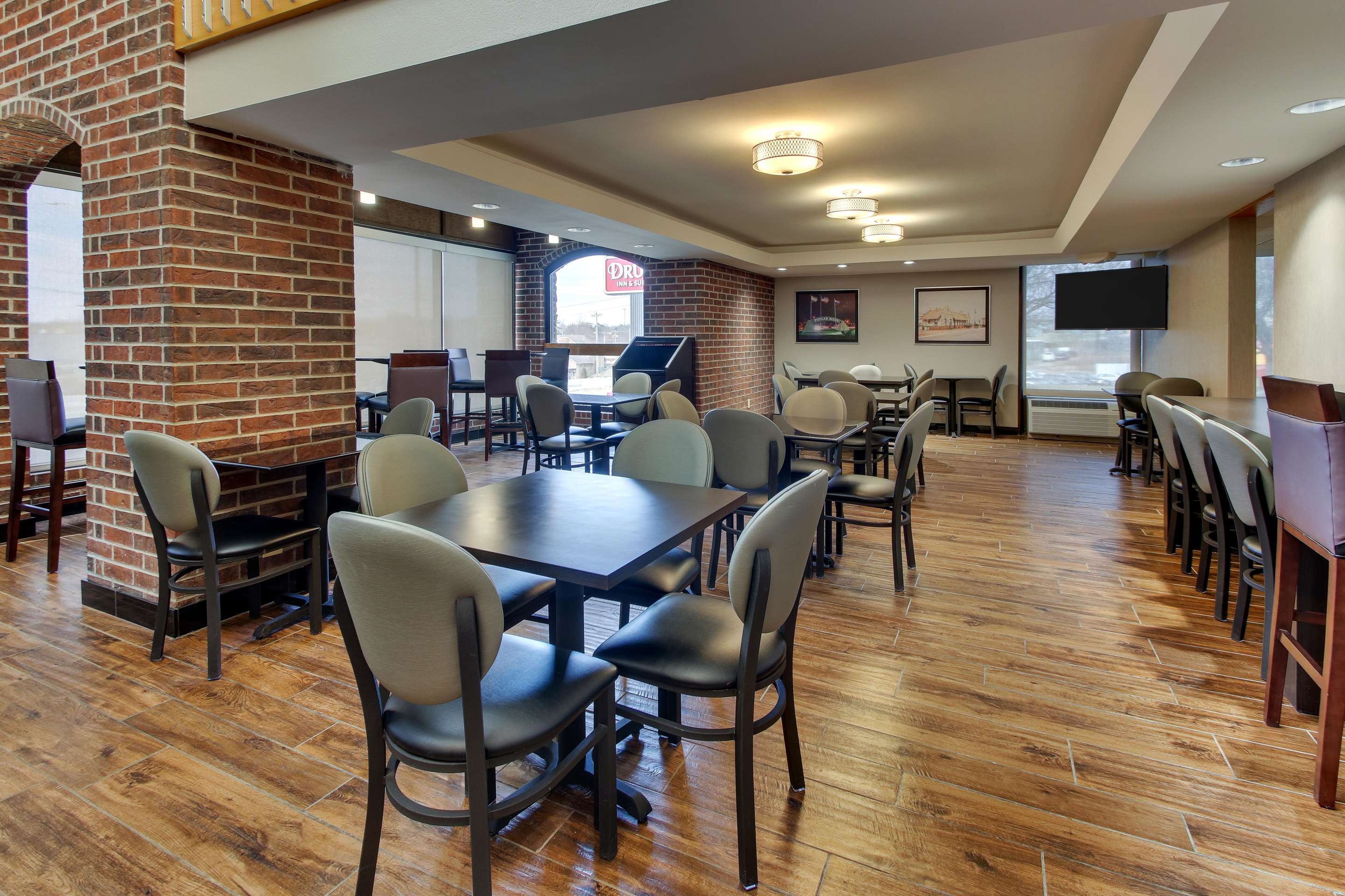 Dining Area | Drury Inn & Suites Poplar Bluff