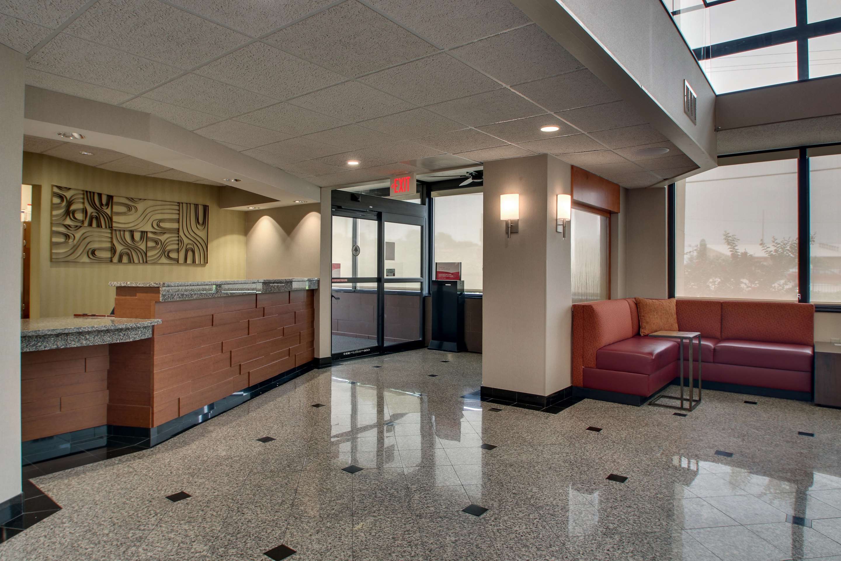 Front Desk | Drury Inn & Suites Bowling Green