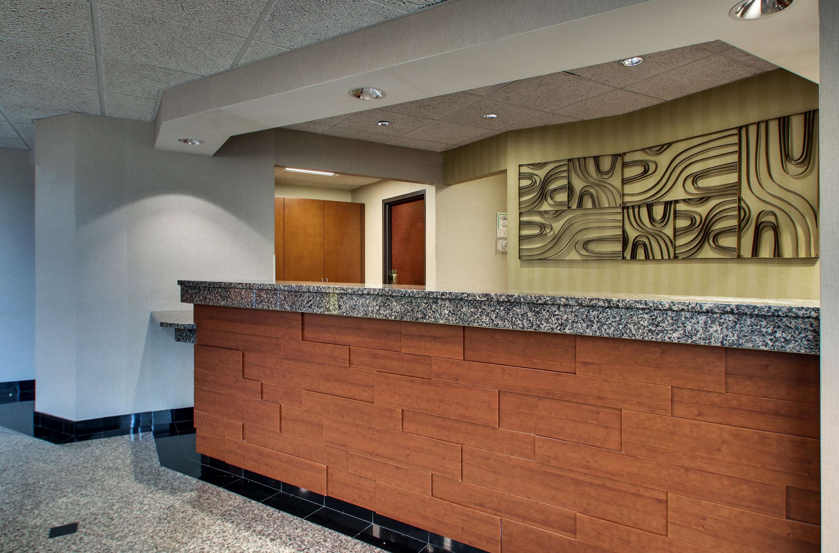 Front Desk | Drury Inn & Suites Bowling Green