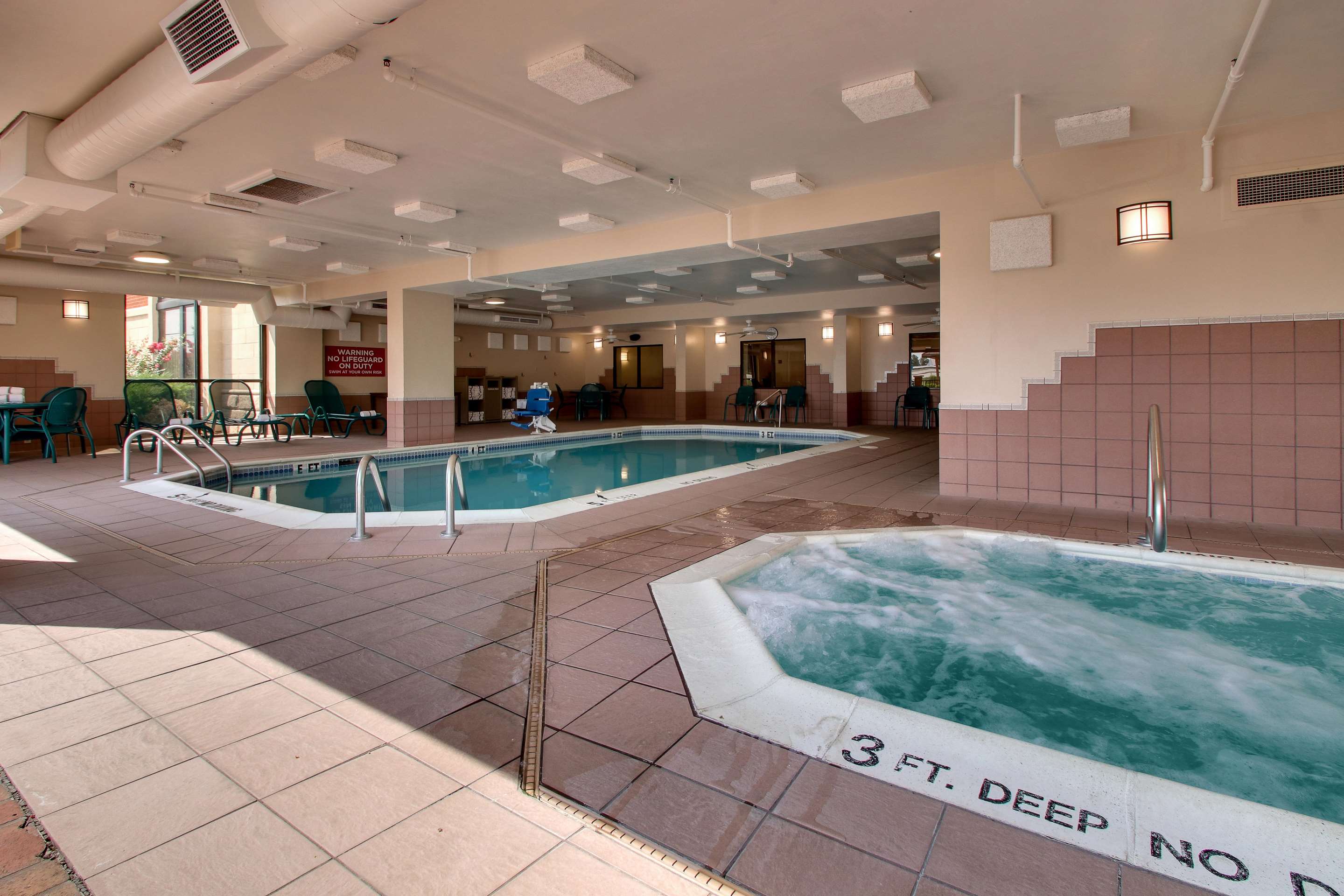 Pool | Drury Inn & Suites Bowling Green