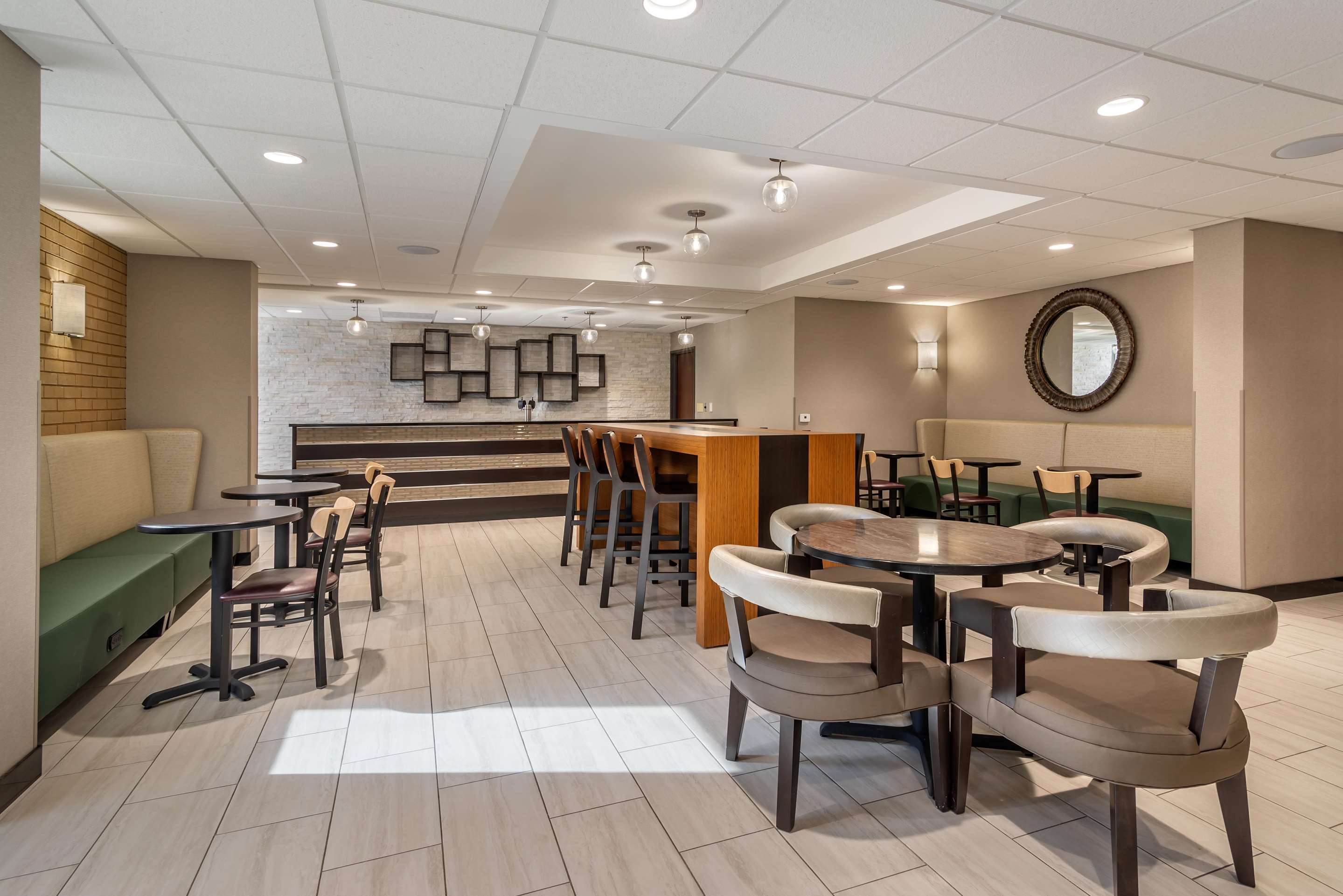 Kickback Bar | Drury Inn & Suites Atlanta Airport