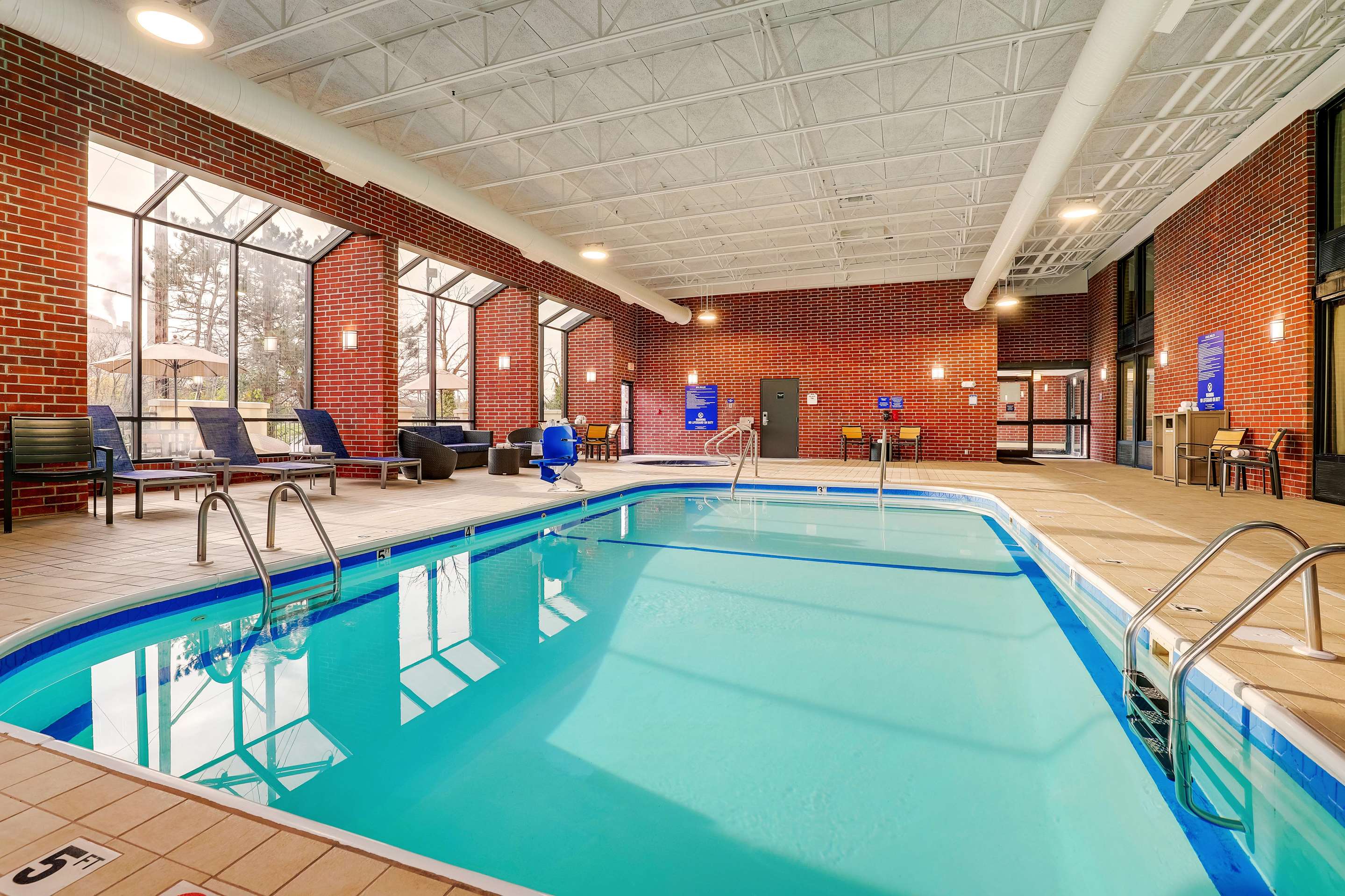 Pool | Drury Inn & Suites Springfield