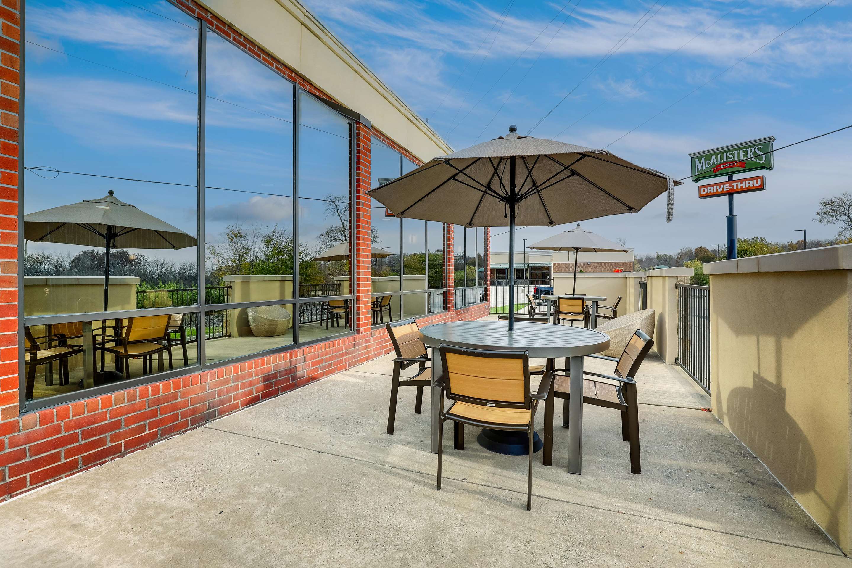 Patio | Drury Inn & Suites Springfield