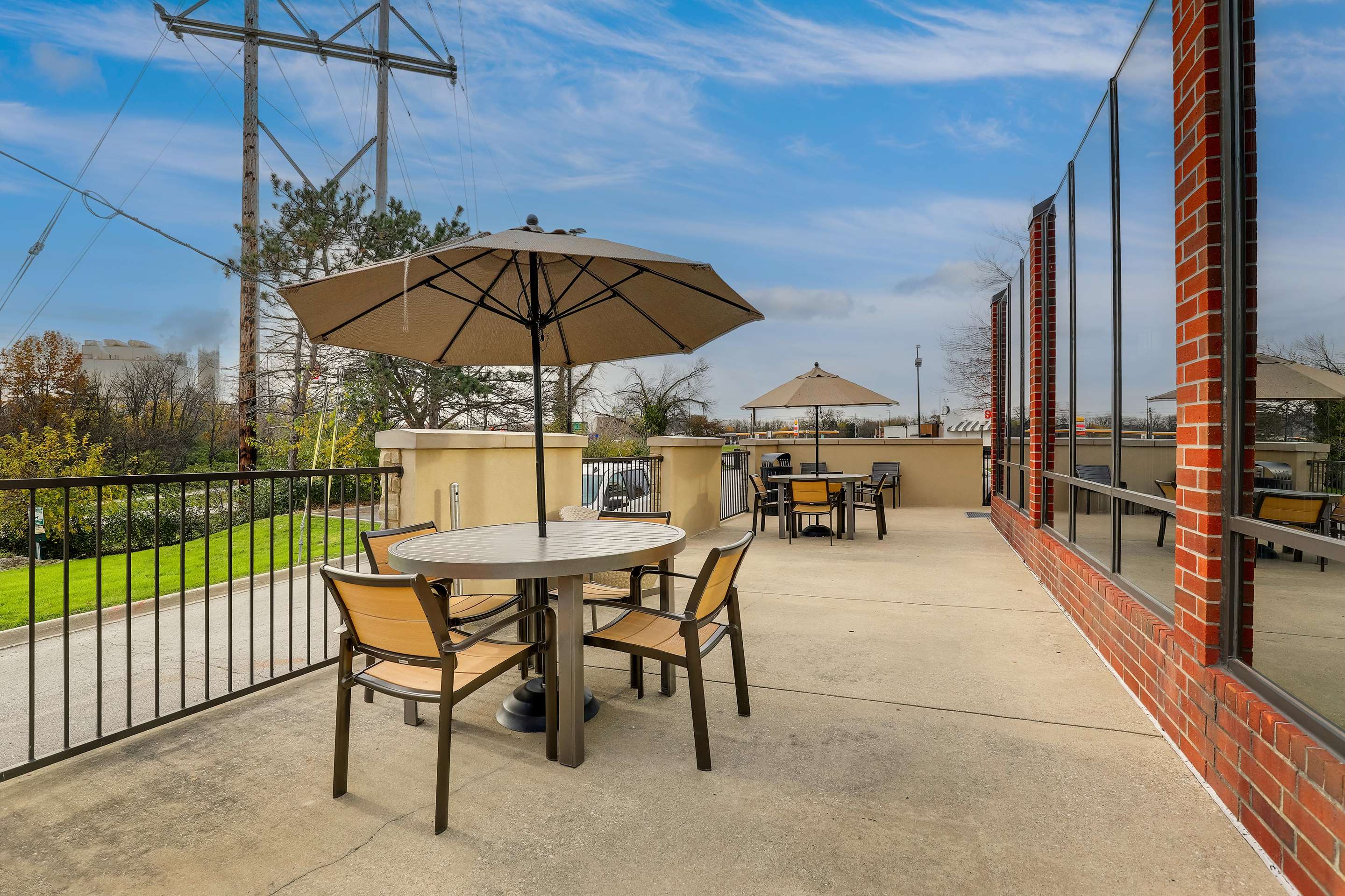 Patio | Drury Inn & Suites Springfield