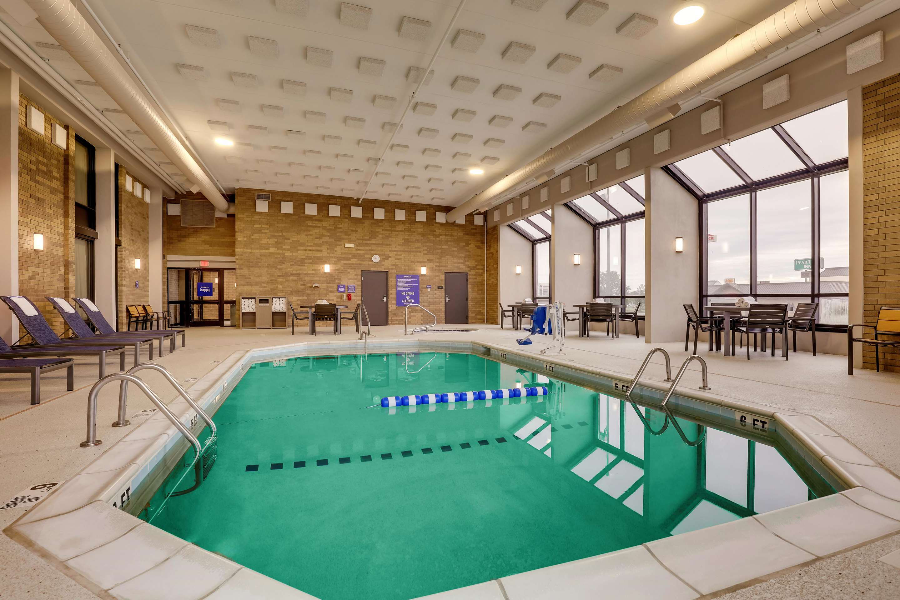 Pool | Drury Inn & Suites Cape Girardeau
