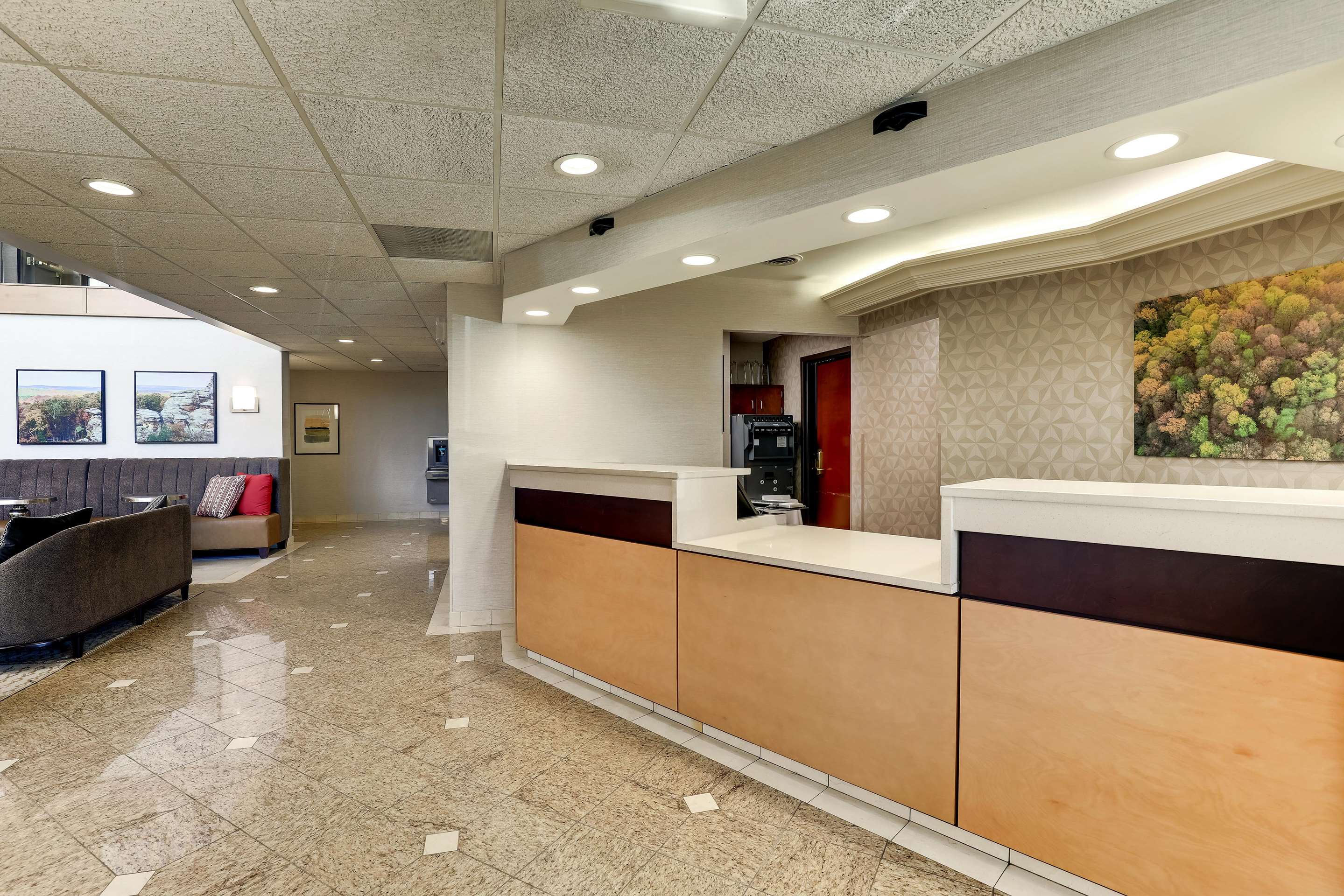 Front Desk | Drury Inn Marion