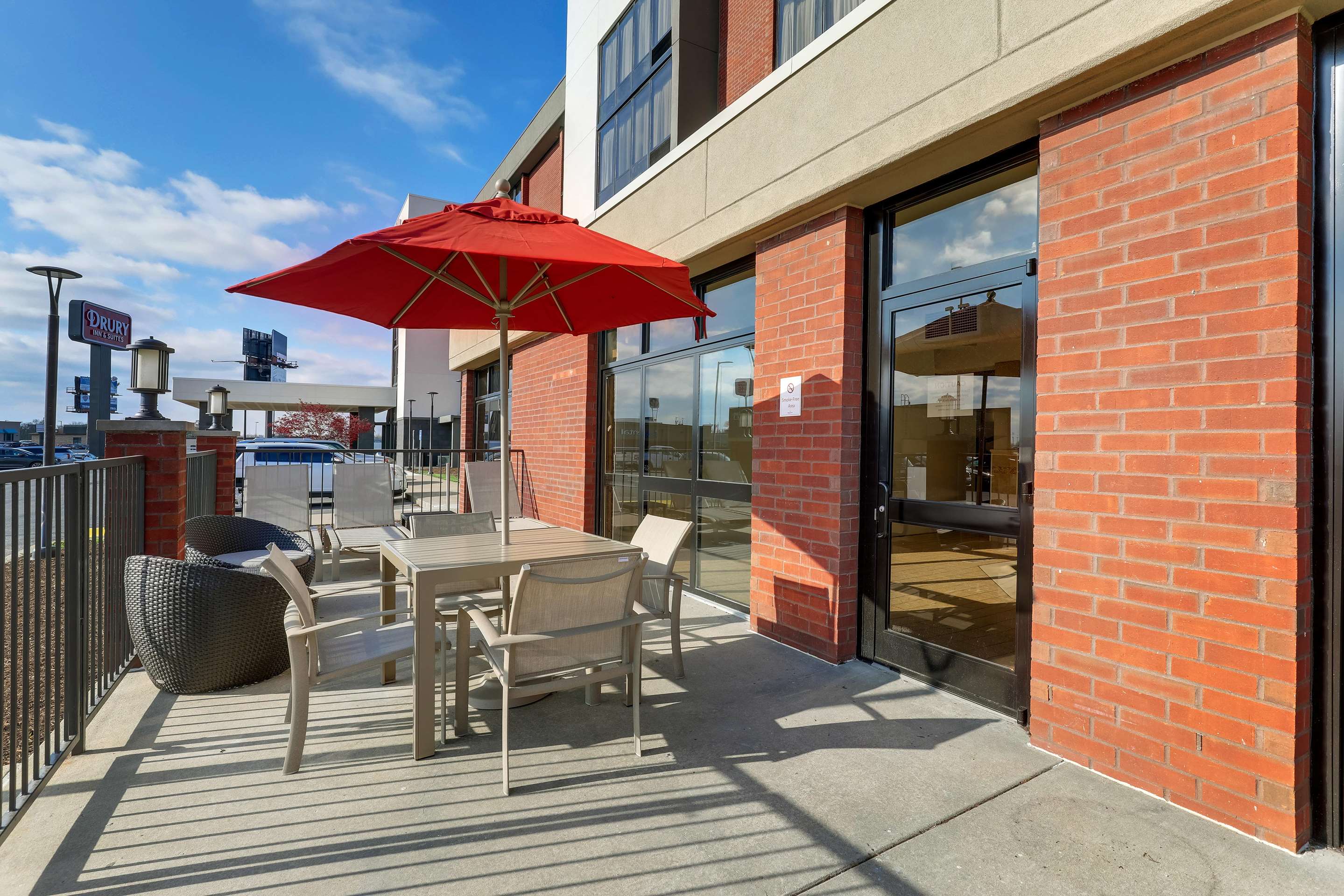 Patio | Drury Inn Marion