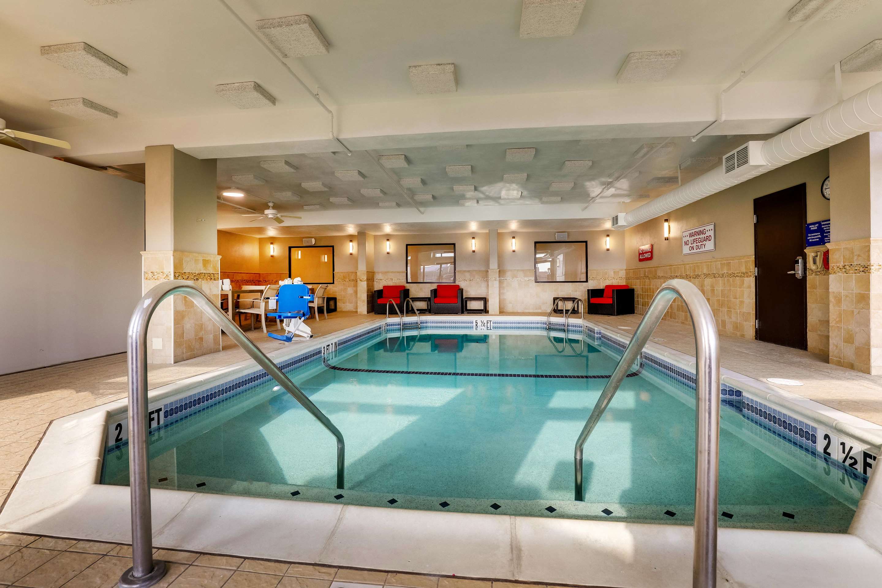 Pool | Drury Inn Marion