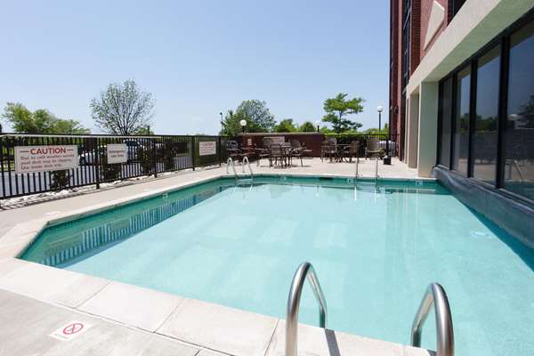 Pool - Drury Inn & Suites Airport Kansas City - I-29, Exit 10