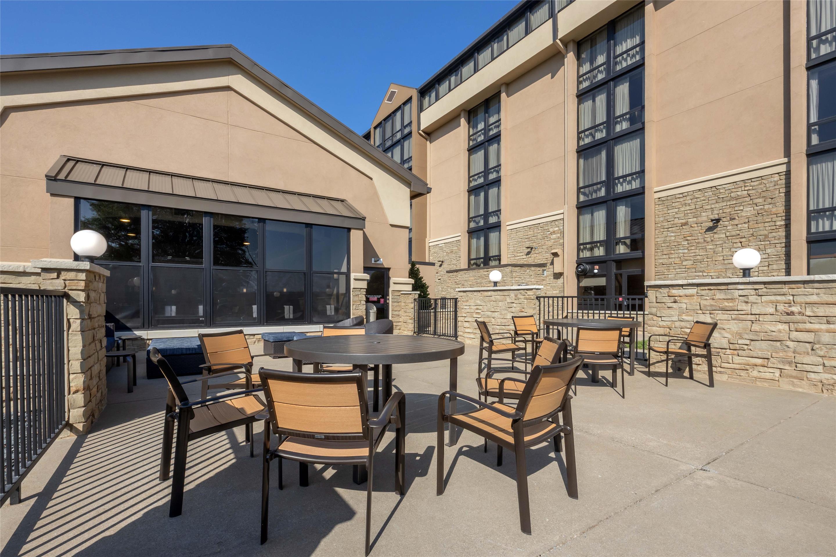 Patio | Drury Inn & Suites Paducah